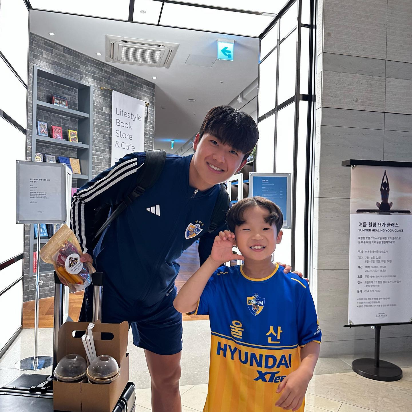 2023.7.8 동해안더비⚽️
포항전 원정석 30초컷?인데
남편이 광클로 겟 해서
더비 직관 완료🫶
경기전에 최애삼촌 만나서 신남❤️
삼촌들 수요일에 만나요💪
⠀
재우랑 엄마랑 광주 원정 다녀오고
6일만🐯
원정버스 첨인데 다들 너무 잘 챙겨주셔서
감동❤️

⠀
#울산현대#울산현대축구단#동해안더비#설영우#조수혁#루빅손#이규성#이청용#애스타그램#말띠맘#셀카#셀피#인친#소통#외동#외동아들#인스타데일리#_재우야사랑해💕#맞팔#선팔#일상#재우맘
⠀
⠀
⠀