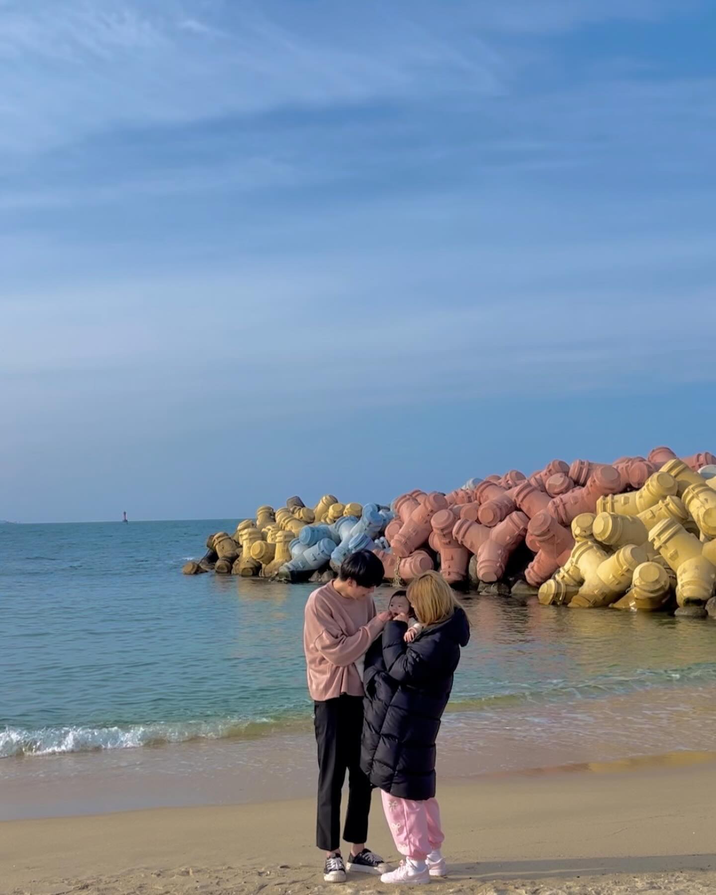 🐰
#2024.03.05 #생후327일 
여행 조아하는 아혀니네는 연휴동안 강릉에 다녀왔어용🌊
초기부터 저랑 소통하신분들은 익숙한 사진들이 있쬬!?
아현이가 찌니였을 시절 태교여행으로 다녀온 장소에서
이번엔 아현이랑 같이 사진을 찍어봤어욤٩(๑>ꇴ< ๑)و
같은 장소에서 찍은 사진을 보니 뭔가 기분이 몽글몽글 해지는🥹

파도치는 바다가 신기한지 한참 들여다보더라구요〰️
수영장에선 귀여운 발동동, 물찍어먹는 귀여운 손가락 ㅋㅋㅋㅋ
모든게 처음이라 신기해하던 우리 꼬마 공주(⌯˃̶᷄ ⁻̫ ˂̶᷄⌯)

아기랑 간 여행은 정신도 없고 밥도 맘폄히 못먹지만
재밌어하는 아현이 보니까 또 가고싶어지네요오😚
엄마가 여행만 가면 날씨파괴자라 하늘은 흐렸지만
흐린 하늘아래에서도 아현이는 너무 빛났던 여행ღ