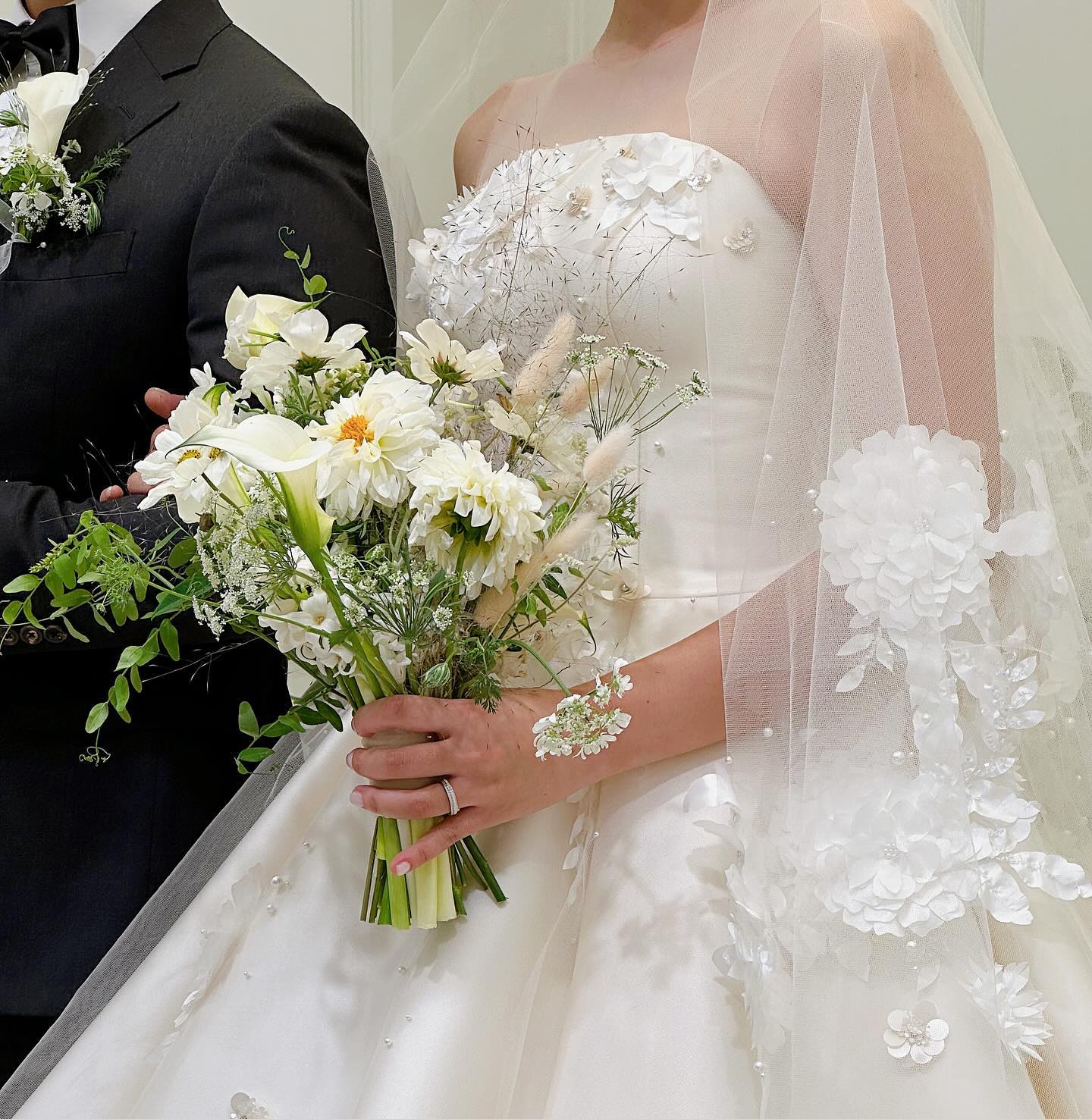 Dress

두가지 연출이 가능한 드레스
야외에서는 사랑스러운 느낌 물씬나는 소매로 표현
실내에서는 우아하고 세련된 느낌으로 연출해보았습니다💕

#플래너스냅