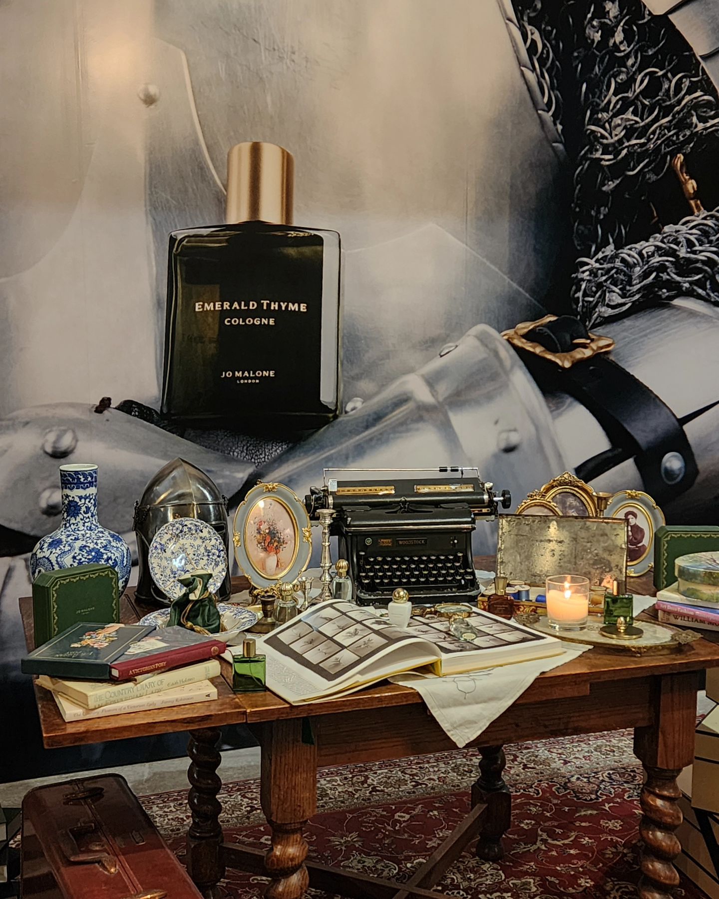 jomalonelondon 성수에서 열린 조말론 팝업에 다녀왔어요 🥰
나만의 시그니처 브로치도 만들어보고
다양한 시향과 함께 좋은 혜택으로 구매할 수 있는 기회까지❣️
엔틱하고 고풍스럽게 준비되어있는 #조말론팝업 다녀와보세요!
.
.
.
#조말론 #조말론향수 #팝업스토어 #성수팝업 #성수동핫플레이스 #성수동팝업 #향수 #향수추천