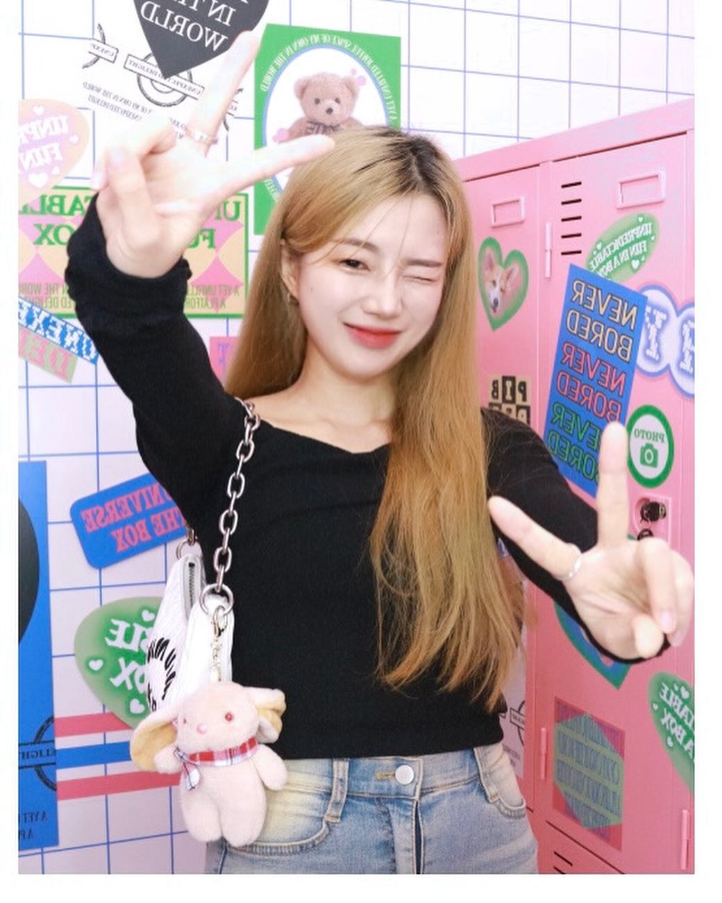 #협찬 x playinthebox_official
스타필드 수원에 플레이인더박스가 들어왔어요💖
플레이인더박스는 굿즈, 네컷사진, 포토존, 핑크풀 등 다양한 콘텐츠를 즐길 수 있는 곳이에요!
굿즈 종류도 엄청 많고 곳곳에 포토존이 있어서 
네컷사진 말도도 사진 많이 건질 수 있어요 😣
네컷사진도 핑크컬러배경 외에도 스튜디오 처럼 꾸며져있는 부스도 있어 재밌게 촬영 가능하더라구요🫧🫧
색다른 네컷사진 찍고싶으신 분들 왕추천이요❣️
포토프레임으로 엄청 다양해서 꾸미는 재미도 쏠쏠➿

#수원가볼만한곳 #수원데이트 #수원놀거리 #수원소품샵 #수원핫플 #수원핫플레이스 #플레이인더박스 #스타필드수원 #수원네컷사진 #키덜트 #피규어 #공중전화네컷사진 #캐비닛네컷사진 #공중전화인생네컷 #캐비닛인생네컷