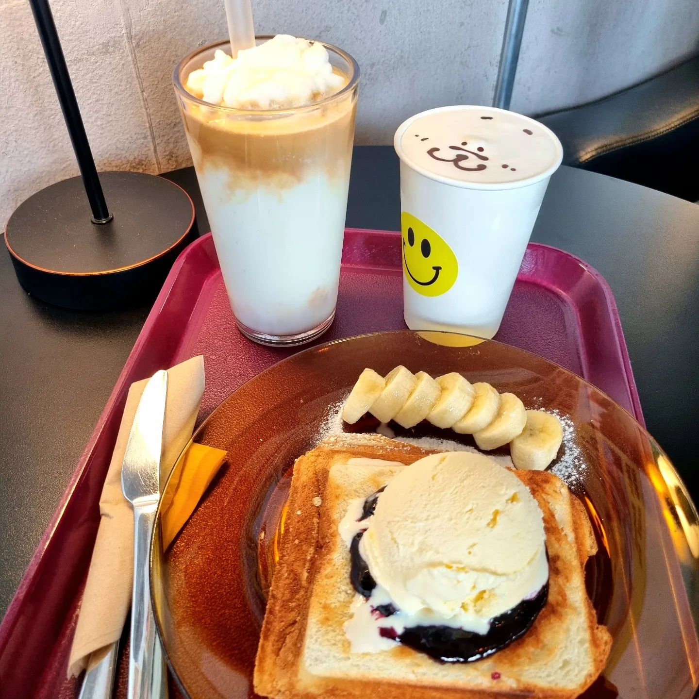 📁카페
#홍라드
✔️ 경기 수원시 팔달구 정조로 844-1 , 2층

📍전남친토스트
📍곰돌이아인슈페너
📍코코넛라떼

🤤 4.9/5
💁‍♀️ 음료가 맛있었고 내부 분위기가 특이하고 좋았다. 토스트는 크림치즈 맛이 강하게 나서 단짠의 조화가 있었다.
💁‍♂️ 아이스크림이 맛을 더 살려주는 장점도 있었지만 빵이 눅눅해져서 타임어택해야하는 아쉬움도 있었다.