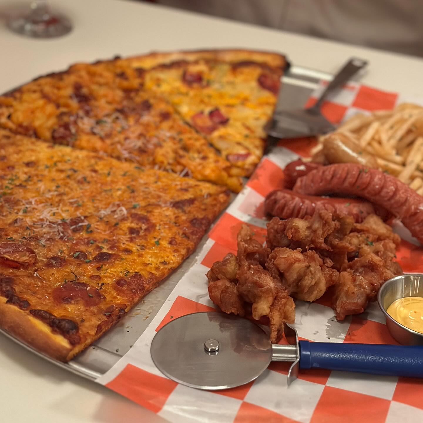 #협찬 raymond.official2023

🍕
홍대에 수 많은 맛집이 있지만,
갬성(분위기)에 가성비에 맛까지 챙긴 피맥집은 처음인 것 같아요!

셋트구성도 너무 알차고, 피자 좋아하는 친구도 치킨 좋아하는 친구도 떡볶이 좋아하는 친구도 만족 할 수 있는 신상 피맥집입니다🍻

#레이몬드홍대점 #조각피자 #조각피자맛집 #홍대조각피자 #홍대피맥 #홍대데이트 #홍대가볼만한곳 #홍대피자 #홍대맛집추천 #홍대술집추천 #홍대역맛집 #홍대맥주 #수제맥주 #홍대수제맥주

🔞알코올은 발암물질로 지나친 음주는 간암, 위암 등을 일으킬 수 있습니다.
🔞임신 중 음주는 기형아 출생 위험을 높일 수 있습니다.