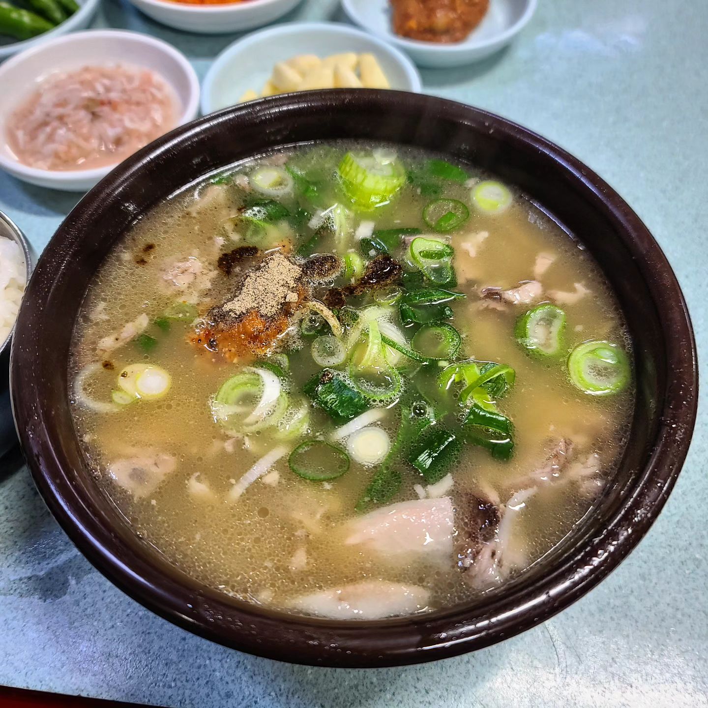 #돼지국밥맛집#최자로드맛집

최자맛집으로 유명한 청도돼지국밥 입니다

맑은타입의 진한 국물과
부드러운고기 이것만으로 합격입니다.

쌈장이 조금 들어가는게 특징이며
다대기는 기호에 맞게 넣어드시면 되세요

개인적으론 새우젓과 다대기한스푼 추천드립니다😀
달달한 깍두기도 맛이 좋습니다.

시장에 위치하고있어 쾌적한 환경은 아니지만
한끼 맛있게 먹기 좋습니다.

#청도돼지국밥
❣️대구 남구 대봉로 65
⏰️8시~22시(라스트오더20시30분)
*브레이크타임14~16시*
🚗봉덕시장 공용주차장 이용