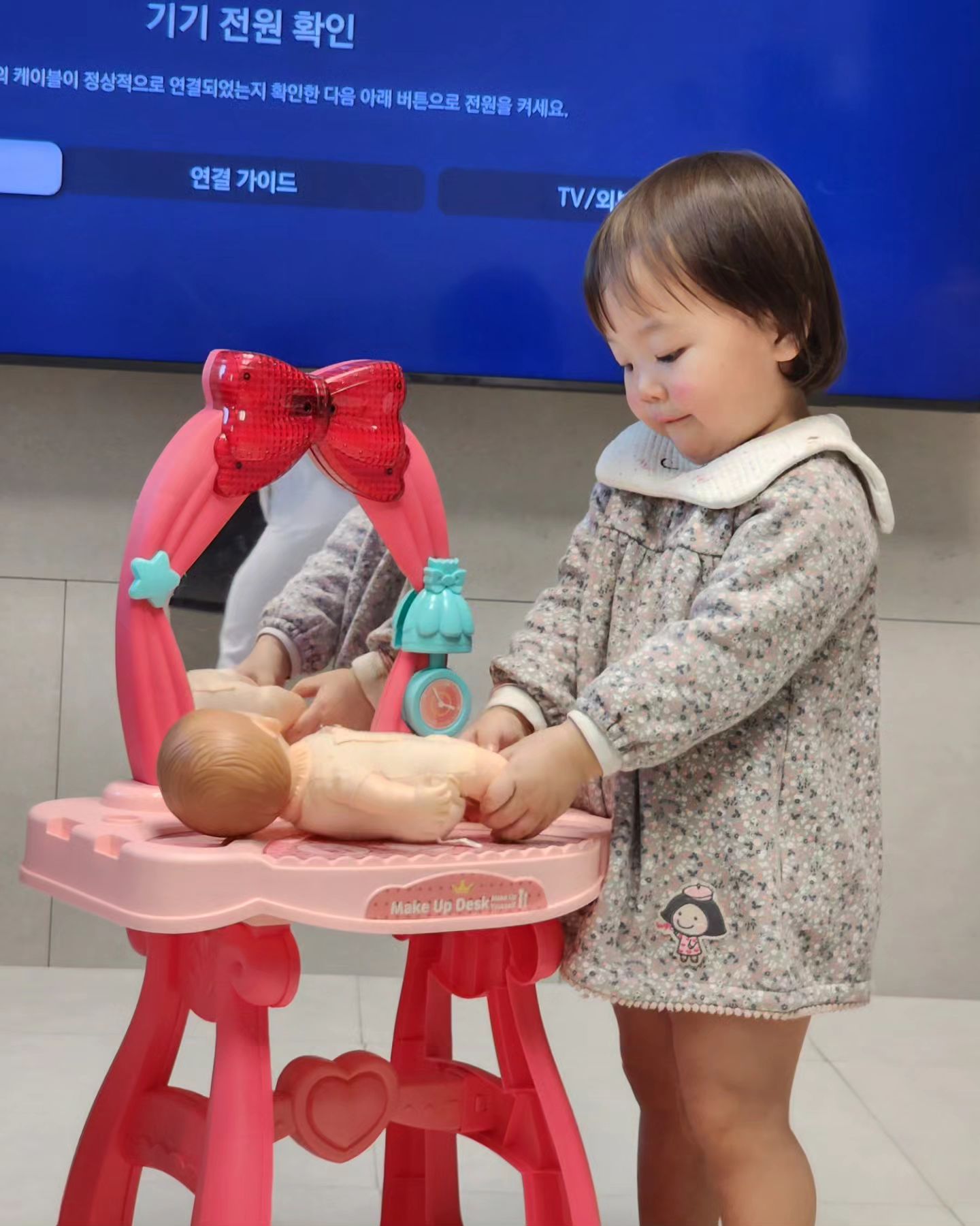 볼빨간아기~이긍 불쌍해 내새끼
부비동염을 달고 사는구나ㅜ
2년내내 약을 달고사는 우리 아기ㅜㅜ
엄마아빠닮아ㅜㅜ 비염에 축농증까지ㅜㅜ
코 닦는다고 옷깃에 쓸려 볼빨간아기네ㅜㅜ