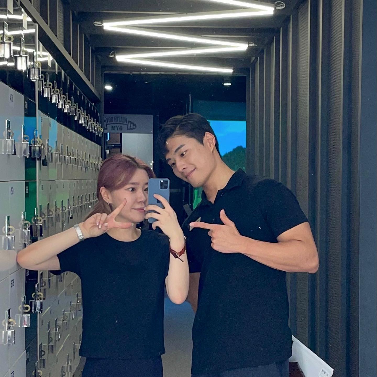 #협찬 #피티협찬 
mongdol_c 몽돌쌤과 함께 하는 운동 🫶🏻

헬스보이짐 대전시청점에서 피티 수업 받고 왔습니당 ! 
🩶PT 1회 이용권 &헬스 7일 사용권 🩶

4년 전과 1년 전에 PT수업 받고 .. 그 이후로 개인 운동만 하다가 오랜만에 쌤과 함께 하는 운동 재밌었당 ˎ₍•ʚ•₎ˏ 
시실 집 근처 헬스보이짐 4월에 회원권 끊어 놓고, 안 간지 1개월 째 .. 

시청점 헬스보이짐은 가족같은 분위기가 느껴져서 갈 때 마다 편했고, 
시설도 깨끗해서 좋았당 🫧

무엇보다 몽돌쌤과 함께 하는 운동이라면 아침 일찍 수업이 가능할 정도 🙌🏻
수업하실 때 마다 운동 기구 사용법 등 친절하게 잘 알려주셨고, 수업하는 
내내 웃으면서 재밌게 운동하다 보니 또 오고 싶은 헬스장 🔥

개인 운동 기간에도 시간 맞으면 운동 봐준다던 몽돌쌤 .. 🩶
그래서 최대한 시간 만들어서 아침 일찍 헬스장가서 쌤이랑 운동하기 !! 
25살 인생 가장 바쁘게 운동했던 시간이었다 🥲

매일 프로틴과 커피, 간식들 챙겨주셔서 감사했어요 !
회원권 끝나면, 쌤보러 시청점 등록할께여 🏋🏻🔥🫶🏻

#헬스보이짐 대전시청점
🚩주소 : 대전 서구 둔산서로 59 고운손빌딩 5층