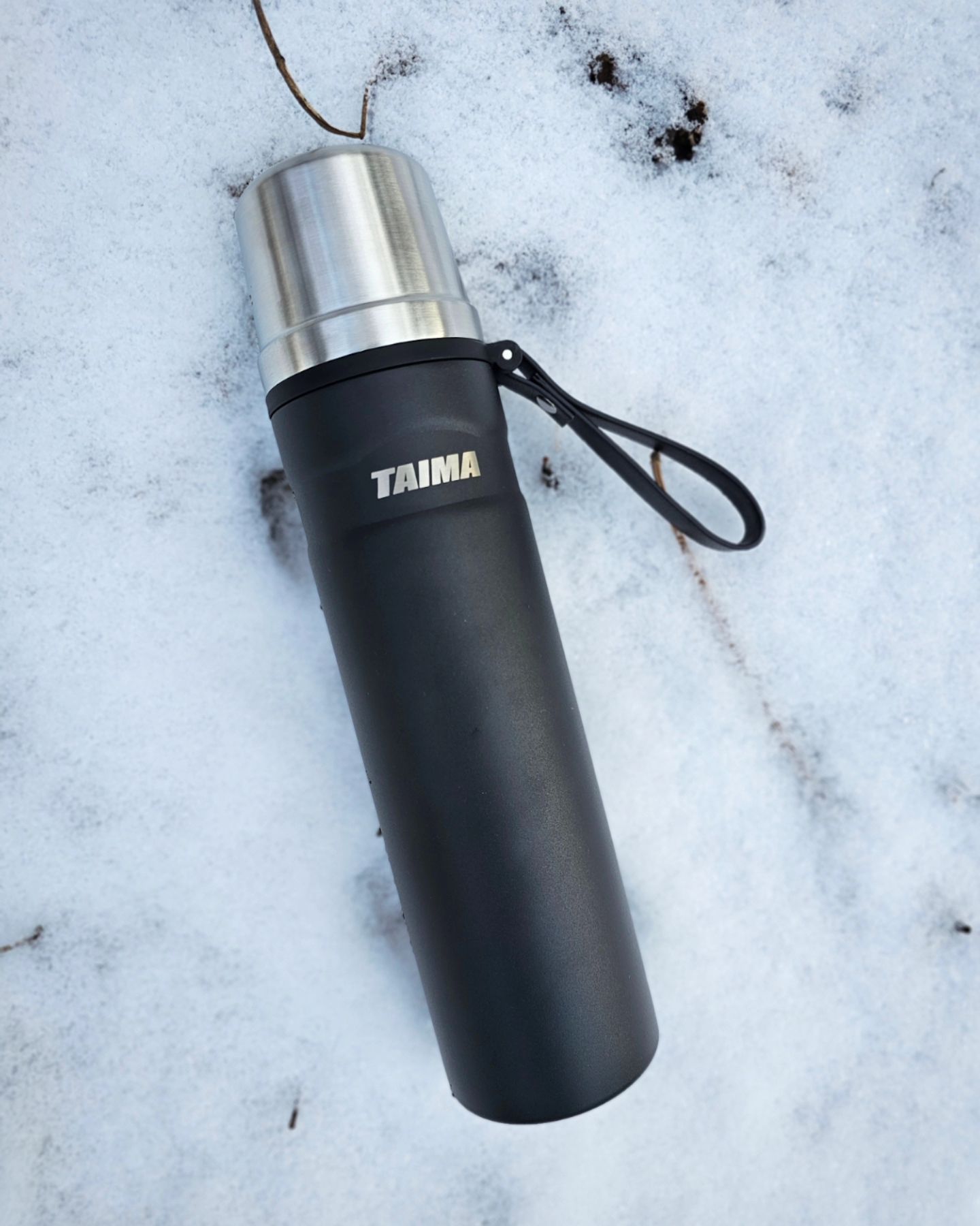 #협찬
굿 퀄리티에 세련된 디자인까지 갖춘 좋은 보온병 소개 해 올려요!🤩🥰😍

[TAIMA] 마그네틱 컵 스트랩 보온병 800ml

“TAIMA(타이마)”는 “오아시스”라는 뜻의 아랍어에서 유래된 된 프리미엄 텀블러 브랜드
우선 시크한 매트블랙 패키지 너무너무 예쁘죠?😘
미끌리지 않는 매트하고 튼튼한 도장에 지문도 남지 않고, 바닥 논슬립패드, 마그네틱뚜껑, 스트랩 등등..일단 디자인 색상은 합격 100점!! 👏👏👏
304 스텐 아닌 316스텐인레스 라니 그만큼 성능도 기대가 되었어요🤗
테스트 용으로,, 전날 뜨거운 물을 넣고 그 다음날 장비 철수 후 따듯한 차를 마셨는데 얼은 몸을 녹이기에 충분하게 뜨끈뜨끈 하더라구용! 
24시간이 지났는데도 보온력 충분 하구요! 
동계캠핑때 저희는 앞으로 철수 후, 요 보온병 이용하기로 했어요! 
컵라면, 핫초코, 티 등등 아주 요긴하게 쓰겠어요🫠

👇모두 주목!! 타이마보온병 구매는 요기로👇
https://bit.ly/3R8GqkH

#TAIMA #타이마보온병 #보온보냉텀블러 #텀블러 #아웃도어텀블러 #아웃도어보온병 #마그네틱컵 #마그네틱컵보온병 #마그네틱컵텀블러 #캠핑보온병 #캠핑텀블러 #매트블랙보온병 #매트블랙텀블러 #등산보온병 #등산텀블러 #24시간보온보냉 #316스텐인리스 #스테인리스보온병 #스테인리스텀블러 #LIV24 #세척가능보온병텀블러 #나들이보온병