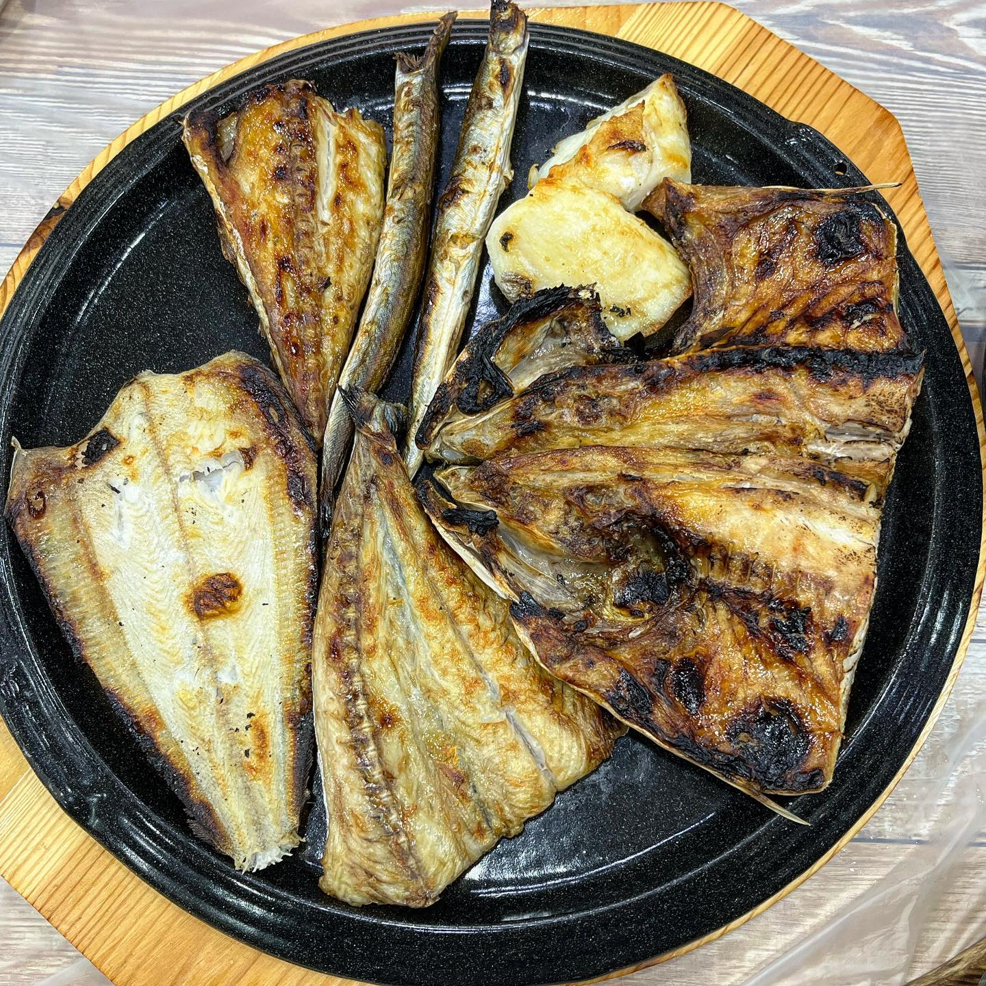 속초 생선구이집 찾으시면 여기 들려보세요!
#동명항#생선숯불구이 

생선 종류도 다양하게 즐길 수 있고 (고등어, 가자미, 방어, 삼치, 메로, 양미리)
따듯한 돌솥밥에 해물된장찌개까지 맛있었던 이집!
단일메뉴로 들어가면 인원수 체크해서 금방 셋팅되고,
돌솥밥이랑 생선구이 나오는 시간이 비슷해서 따뜻하게 먹을 수 있습니다.
기본적으로 생선은 담백해서 자극이 없었고 같이 나오는 김에 젖갈 올려서 먹으면 크 끝^^
웨이팅이 있다는 얘기가 있었는데 
토요일 7시쯤 웨이팅 없이 들어가서 먹었습니당! 아마 낮에 웨이팅이 있나봐용
친절한 분위기까지 좋았던 동명항 생선구이집 추천!👍

1인 22,000원

🎈동명항생선숯불구이
위치 : 동명동 513-98
시간 : 11:00-21:00(화요일 휴무)
20:00 라스트오더