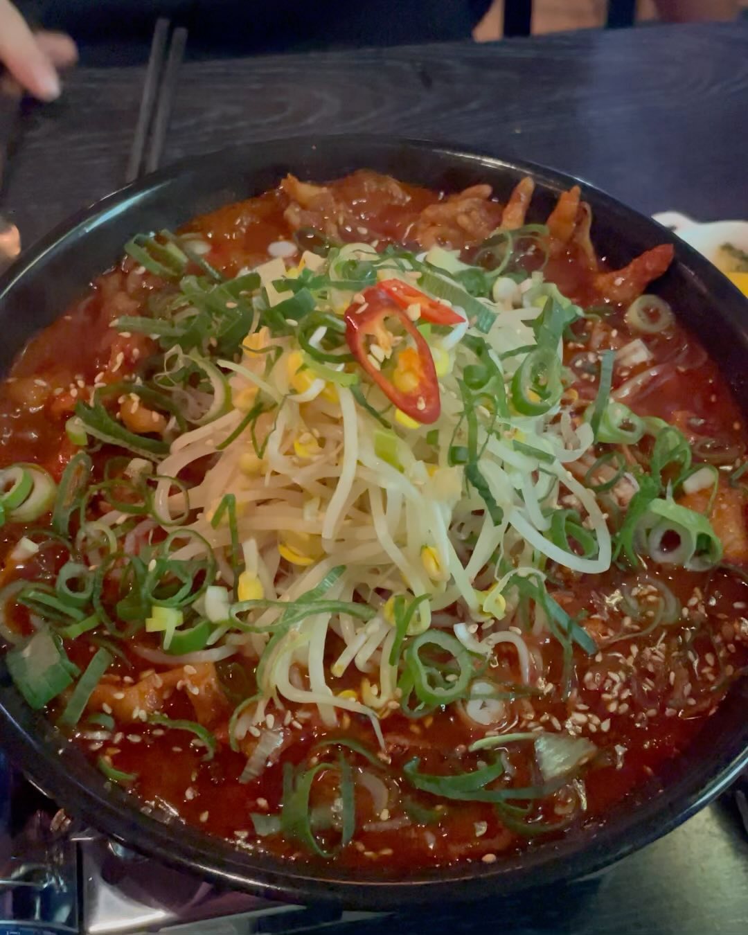#협찬#리뷰노트
인덕원 닭발 먹으러 #두리닭 인덕원점 방문했어요!

🍽️국물닭발(소) 무뼈 23,000원
🍽️주먹밥 4,000원
🍽️계란찜 4,000원

메뉴가 닭발집인데 엄청 다양해요!
국물닭발(무뼈/뼈), 직화구이(무뼈/뼈)
오리 두루치기, 오돌뼈, 닭똥집까지!
여기서 술 2차도 가능할것같아요😆👍

기본으로 나온 콩나물국은 칼칼하니 맛있었고 양이 엄청많았어요!
계란찜도 주먹밥도 양이 많아 든든했어용

무뼈로 주문했는데 완전 꼬들꼬들💕
국물이 완전 불향에 양념가득 찐한 맛이였어요

맵기단계는 1~3단계까지 조절가능해요
1.5단계로 먹었는데 엄청 매웠네요!! 그치만 존맛 매움 !!
술을 안먹을 수 없는 비쥬얼이라 쏘맥이랑 같이 먹었어요!

맛있게 매운 닭발집 찾으시면 강추 드려용!!
💟재방문의사 100%

⏰월화수목16:00~01:00
금토02:00, 일요일24:00까지
📍경기 안양시 동안구 인덕원로24번길 31 2층
📞031-421-5748
🚻화장실은 매장 외부에 위치
🚬매장 내 흡연실 완비