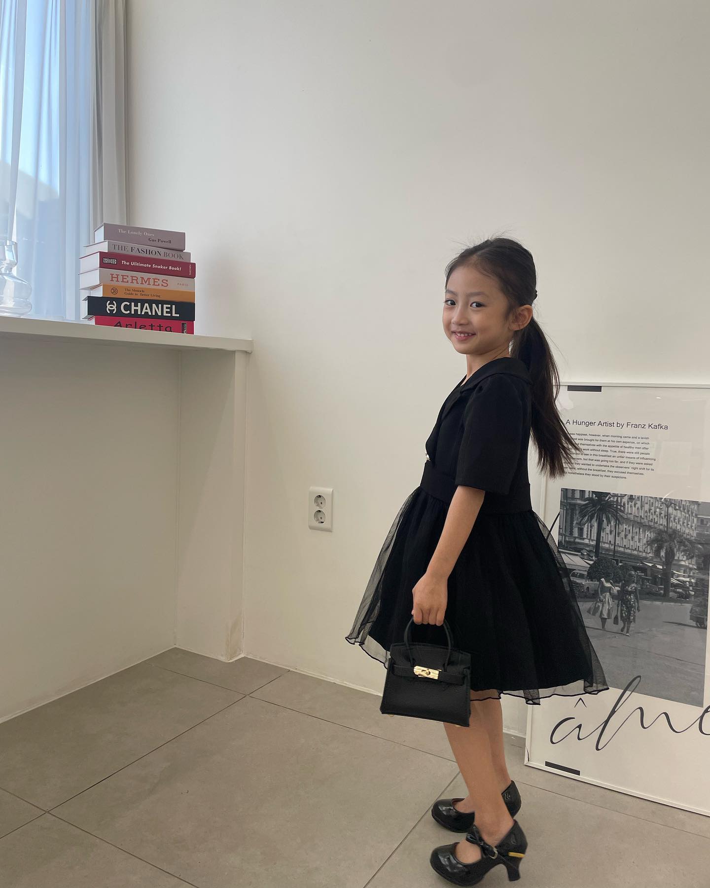 시크한 블랙의 아린언니🖤

저희 이번시즌은 내일 밤,
05월 7일 열두시에!
오픈 될예정이에요🖤

5살이 되고 나니 확실히
애기애기한 느낌은 사라지고
어린이가 된거같아요💓

전보다 다양한 감정을 더 깊이 느끼지만
그 감정들을 표현하는 법이
서툰 5살언니! 

화도 짜증도 많아지고 있어,
다양한 감정을 어떻게 표현해야하는지
알려주는 길이 멀고도 험난한 
요즘이지만 올바른 길로
지도해줄 수 있도록 
공부도 노력도 더 많이 해야겠죠?

정말 한아이를 양육하는 일이란
쉽지 않고, 책임감도 막중하지만
또 예쁜 우리아이가 
넘치는 사랑을 받으며
밝고 행복한 모습을 볼때면
이거만큼 보람되는 
일도 없을거 같아요💓

두서없이 말이 길어졌지만😅
어린이날이 지나고, 
다가올 어버이날을 기다리며 
육아.양육하시는 모든 부모님들을
존경하고 응원합니다〰️
우리모두 화이팅😊💓
