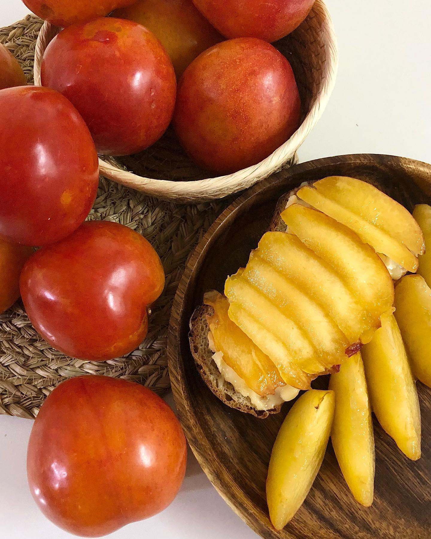 #협찬#과일맛집#해따온자두 
여름철 제일 맛있게 먹을 수 있는 과일이 있다면 바로 새콤달콤한 자두.
But
하지만 맛있는 자두 만나는건 정말 쉽지 않은일!
이젠 걱정 NONO🤗
해따온 에서 만나본 주먹크기의 자두
한 입 베어문 순간 자두과즙이 터져나오고 달콤해도 넘 달콤한 이 맛은 
지금까지 먹어본 자두 중 역대급 찐맛 👍🏻

빵 위에 크림치즈 바르고 
자두 슬라이스 몇점 올려주면....!
Wow
이곳은 어디인가?
브런치 맛집인가?
정말 HJMT 그 잡채랍니다😋

아직 늦지 않았어요!
맛있는 자두가 드시고 싶으시다면
해따온으로 👆🏻👆🏻

⭐️ 후무사 중 1kg (9~10과) 16.9
⭐️ 후무사 중 2kg (16~18과) 29.9
⭐️ 택배비는 “무료”