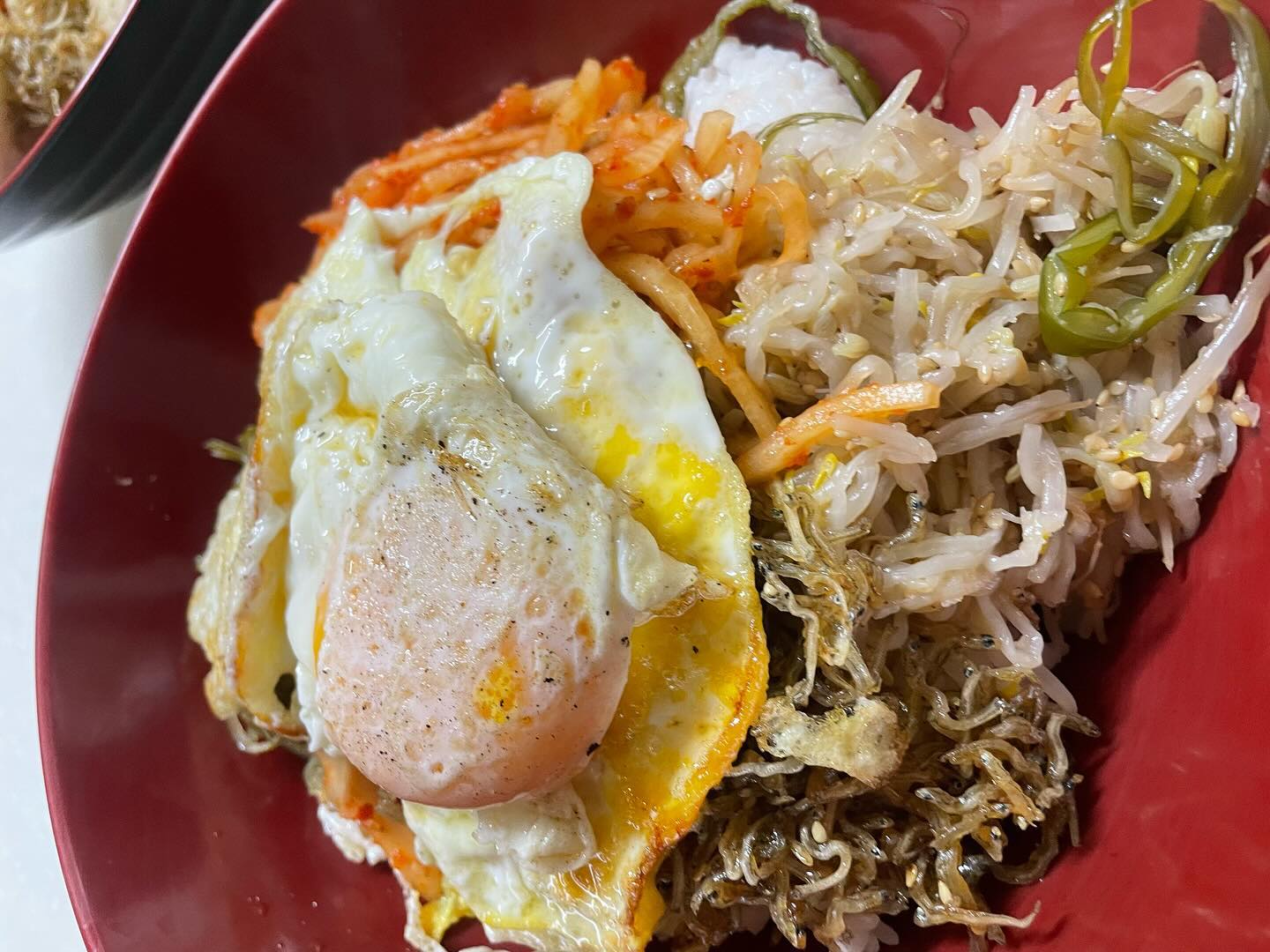 반찬털어서 비빔밥에 된장찌개! 
  다들 맛저😋

#된찌 #비빔밥 #집밥기록