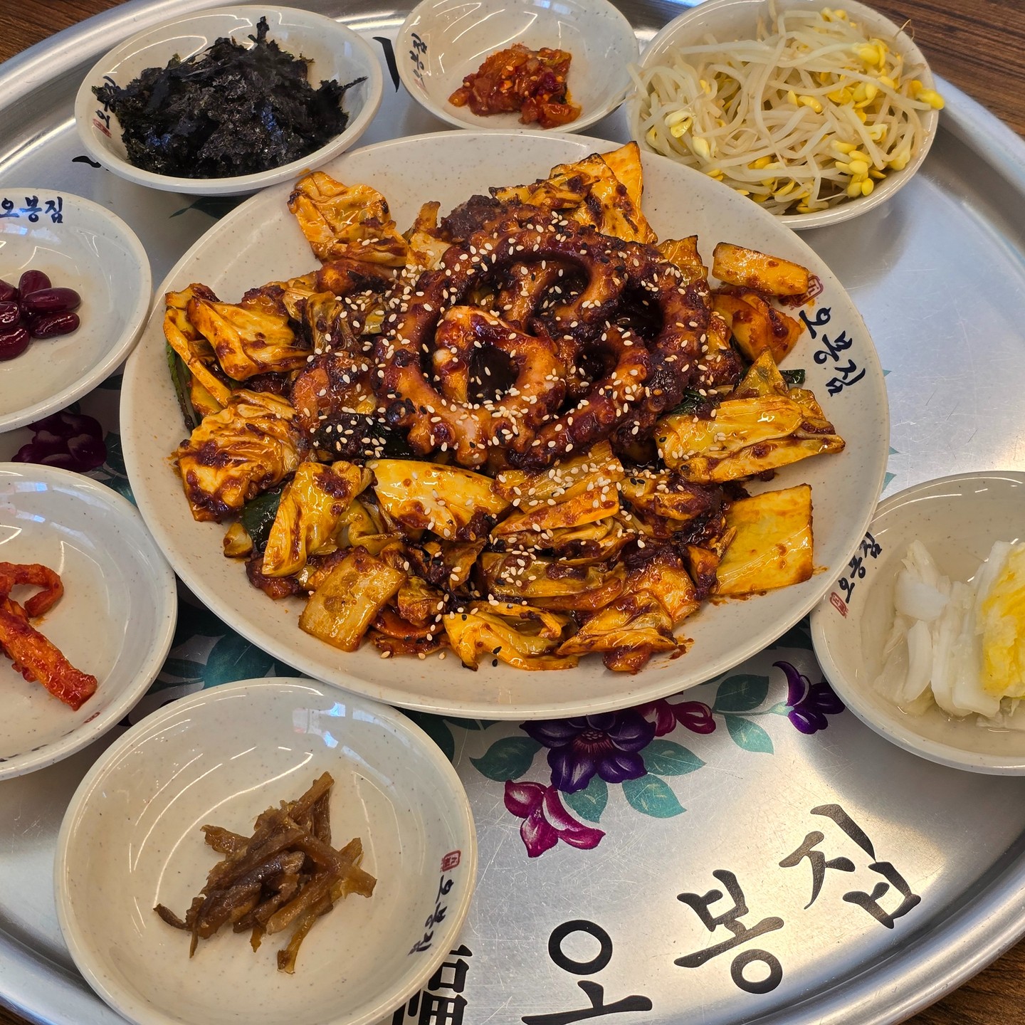 .
맛있는 직화낙지 체인점 오봉집
서문시장 구경하고 이마트 장보고
들어가는 길에 들린 오봉집 대구북구청점
간단하게 먹으려고 정식 3인 주문했는데
생각보다 양도 푸짐하고 가격도 좋더라고
음식도 빨리나오고 낙지 통통하니 불맛 가득해서 좋았다
.
#오봉집 #오봉집대구북구청점 #침산동밥집 #침산동맛집 #고성동맛집 #고성동밥집 #오봉집대구북구청점 #대구북구청맛집 #대구북구청밥집