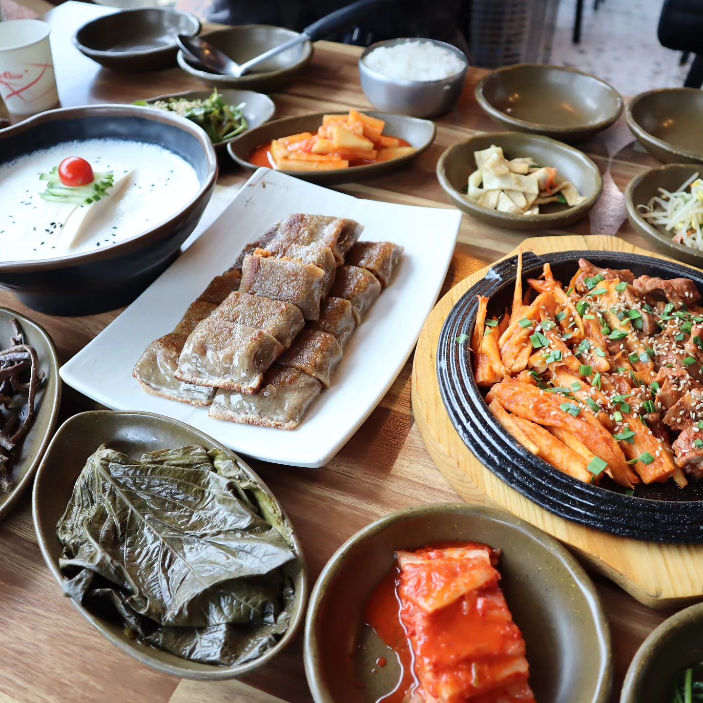 협찬 

봄꽃이 만개해서 여행가기 좋은 계절이죠? 

친구들과 드라이브 하고
#가평 #하늘땅별땅 에서 식사하고 왔는데요 

첨 맛보는 잣묵사발에 산더덕양념불고기정식,
메밀전병, 감자전까지~
하나하나 다 맛있어서 반했던 곳! 

특히 우리 잣과 콩으로 만들어 부드럽고 고소한
잣 묵사발은 꼭 맛봐야 할 특별한 메뉴에요 

잣막걸리 안주로 딱좋은 매콤한 메밀전병과 감자전도 필수~! 

#에덴벚꽃길 #벚꽃축제 즐기고
하늘땅별땅 특별한 먹거리도 즐겨요~

#가평맛집 #가평여행 #가평나들이 #에덴벚꽃길맛집 #잣묵사발 #메일전병 #감자전 #가평한식맛집 #청평맛집 #가평현지인맛집 #맛집스타그램