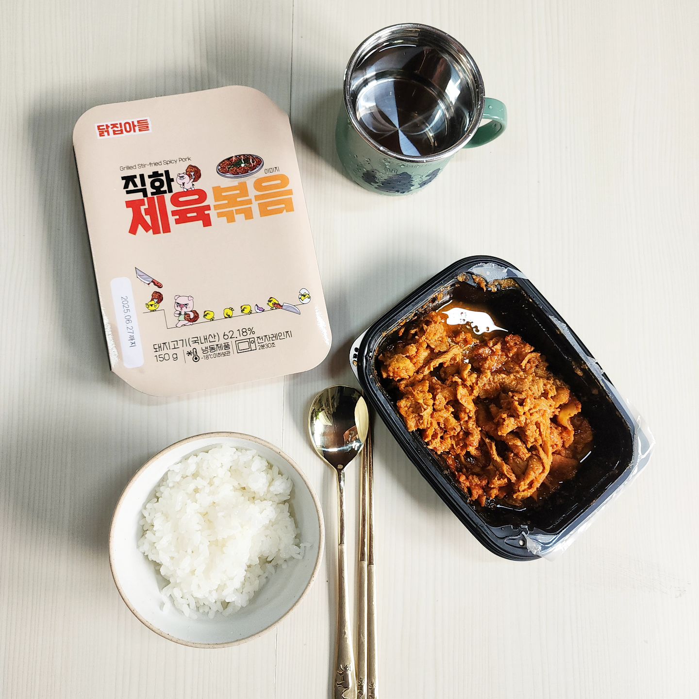 #협찬 hasungmall #제육볶음 #돼지불고기
애용하고 있는 #닭집아들 🐔
밥반찬은 물론이고 안주로도 제격인 제품들이 많아서 좋은데요! 
이번엔 신제품 직화제육볶음 & 직화돼지불고기 만나봤어용! 
오뚜기, 사조, 하림 등 대기업제품 제조회사인 하성에프앤비에서 만드는 제품으로 
내부 기준이 까다롭다보니 엄선된 원육을 사용하고 
NO캡사이신, NO목초액, NO스모크오일, NO발색제로 첨가물을 첨가하지 않고도 맛있게 먹을 수 있답니다 +__+
20여년의 노하우를 담아 기사식당의 돼지불백을 간편식으로 만들었기에 정말 맛있더라고요!! 
해썹인증제품이라 뭔가 더 안심이 되고 말이죠~ 
냉동보관하다가 전자렌지에 2분 30초만 돌려주면 되니 급할 때 밥반찬, 안주로 정말 제격인데요! 
맛까지 좋으니까 점점 더 애용하게 되는 것 같아요~ 
닭발, 곱창 등 종류도 다양하니 더욱 좋고 말이죠~ 

#리뷰가수익이되는곳 #닭집아들 #수풀향기 #N잡러 #공팔리터