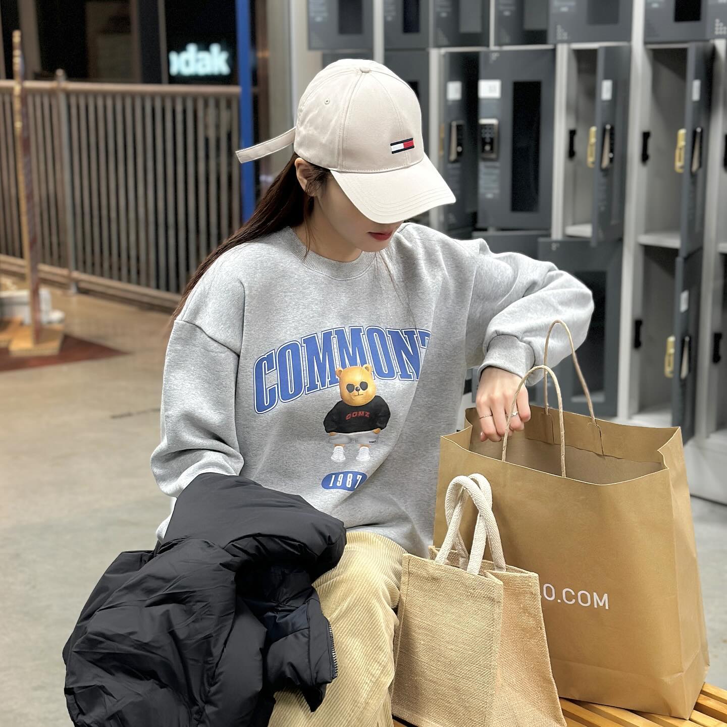 #커먼즈협찬 commonz_official
곰돌이 나두 🐻
딱 예쁜 오버핏에 지금 입기 좋은 기모 소재다 🤎
꾸안꾸템은 커먼즈 베어 오버핏 맨투맨으루 ~ ~ ✨
.
💬 착용 제품 | 커먼즈_1987 베어 오버핏 맨투맨_그레이_사이즈 1
.
#커먼즈 #커플맨투맨 #커플룩추천 #곰돌이맨투맨 #커플코디추천