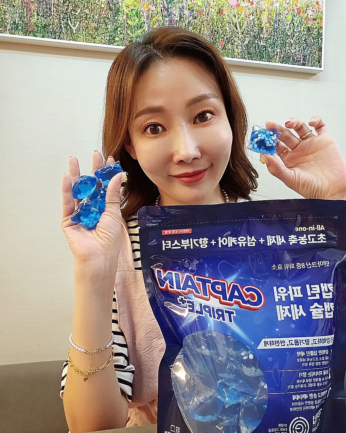 #캡틴트리플플러스캡슐세제

일하고 집에와서 빨랫감이 
산더미같을때 머리가 지끈지끈!!

하지만 요즘은 #캡틴파워캡슐세제
덕분에 한결 쉽게 세탁하고있어요!

향기팡팡! 향기부스터 함유 
초고농축 올인원 캡슐세제인데요!

매번 섬유유연제를 따로 썼는데~
업계최초 향기부스터 함유로 
섬유유연제를 따로 사용할 필요 없고,
건조기 사용 후에도 오래 향기가 남아있어
건조기시트도 요즘 사용하지 않아요ㅎㅎ

넘 로맨틱한 향이 나는데 
스위트플로럴향! 세탁하면서
향기로 힐링합니다ㅋㅋ

아이옷은 전용세제로 따로 세탁했었는데
EWG 그린등급 성분만 사용해서 
유아 빨래부터 속옷까지 한번에 세탁할 수있어요!
또 9가지 주요 유해성분 무첨가 됐으니 더 안심!

출시기념 특가 35% 할인중이예요:)
https://smartstore.naver.com/homelife0861

역시 살림템 제대로 된걸 써야 삶의 질이 달라져요!
바쁜 맞벌이 부부, 아이있는집 에게 추천합니다~♡

homelife_0901
kfba_official

#캡슐세제추천 #올인원캡슐세제 #세탁세제추천 #섬유유연제 #초고농축캡슐세제 #EWG그린등급세제 #캡틴파워세제 #향기부스터 #어린이세탁세제 #kfba #한국방송진행자연합