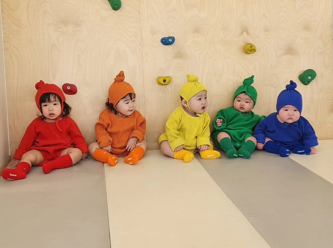 #무지개커플룩🌈 

#빨주노초파남보🌈 
❤️🧡💛💚💙🖤💜
넘이쁘다 미쳤다😲😲😲

#토끼띠아기들 #귀염둥이 #귀염둥이들 #사랑해❤️