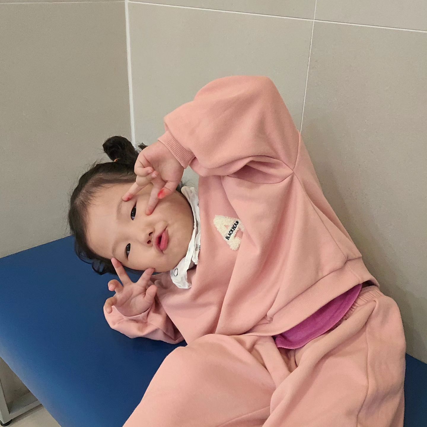 이제는 둘다 접종해도 울지도 않고 ㅋ
하지만 서로 먼저 하라고 ㅋㅋㅋㅋㅋㅋ
건후도 이제 혼자 앉아서 접종 ㅋ 귀요미들♡