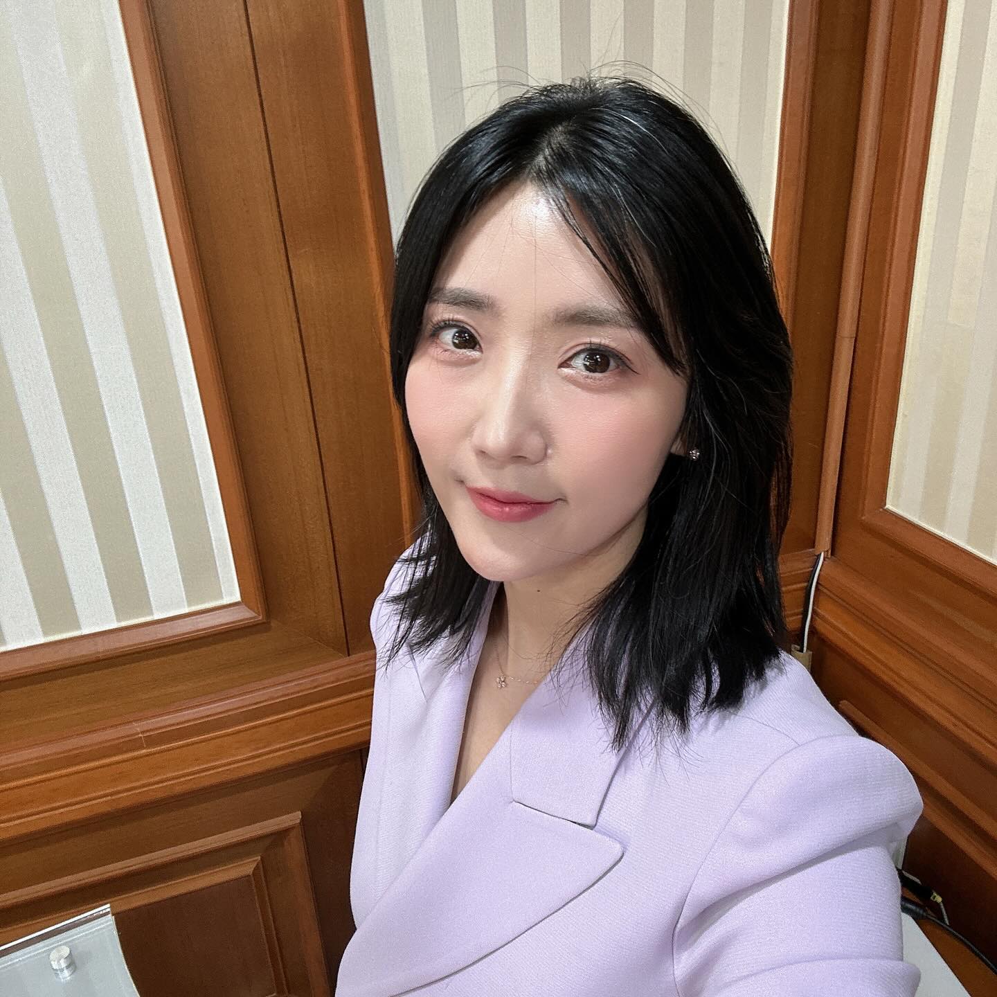 #행사 연말이라 행사가 많아요:) 인스타 올릴 여유도 없어 이제야 공유합니다! 연보라색 정장이 넘 예쁘더라구요💜 다들 오늘도 힘차게 달려보아요! ☺️👍
