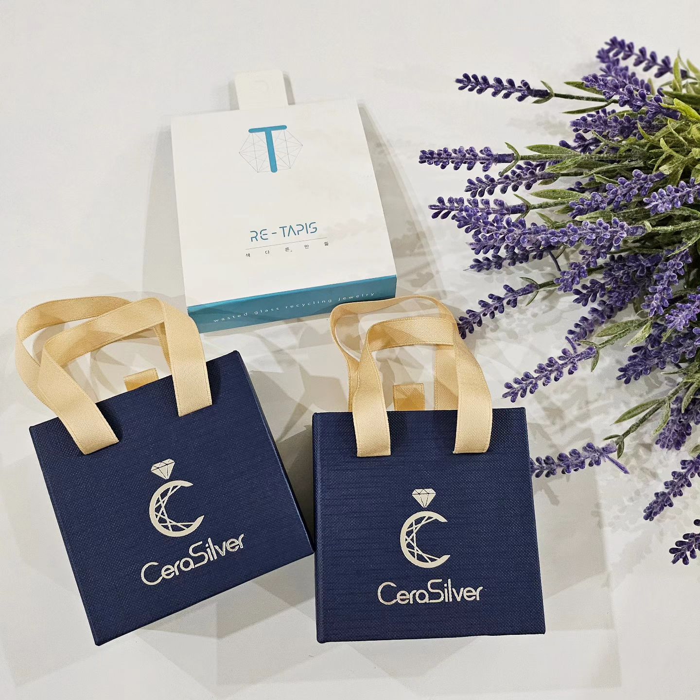 #협찬 업사이클로 만든 착하고 예쁜 귀걸이💖
🎀세라실버 새활용주얼리 Retapis 귀걸이
👉🏻TAPis(커스터마이징 주얼리 구조)에 폐유리를 새활용한 팬던트를 결합한 친환경 악세사리 이미지의 보&봉의 업사이클 브랜드 
👉🏻본체가 되는 귀걸이 탭과 팬던트의 조합으로 다양한 스타일 연출이 가능한 귀걸이 TAPis
👉🏻언발런스하게 착용해도 멋스럽고 스타일링하여 착용가능
✔️구입처 : cerasilver.jewerly

#보앤봉 #악세사리 #여자친구 #선물 #쥬얼리 #목걸이 #은목걸이 #팬던트 #와이프생일선물 #실버귀걸이
