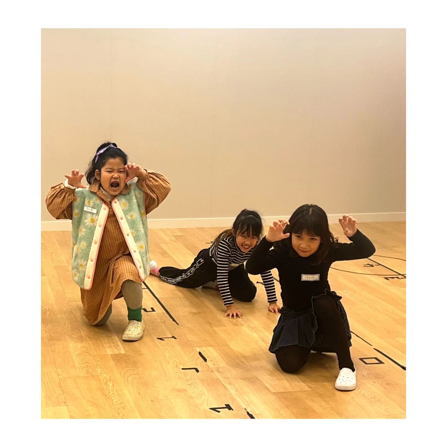 #플레이스타뮤지컬일산점 :) 
play_playmusical
 
다경이는 긴장감으로 
나는 기대감으로 간 첫 수업! 
ㅋㅋ ㅋㅋ ㅋㅋ ㅋㅋ 
서로다른 마음인거 같지만, 
결국엔 한마음 😘 
 
너무너무 밝게 
그리고 반갑게 맞이해주신 쌤덕분에
나도 다경이도 안심 😌 
감사합니다 ❤️
 
그동안 하고싶었던거 
이제는 마음 놓고 즐겁게 잘 해봐, 🎶 
 
만나서 모두 반가웠어요! 
담주에도 맛있는거 먹으러 가자요 💕 
ㅋㅋ ㅋㅋ ㅋㅋ ㅋㅋ 
 
#플레이스타뮤지컬 #일산점
#분위기👍 #수스타반 
#어린이뮤지컬 #키즈뮤지컬 #뮤지컬수업
#새로운시작 
#너의꿈을응원해 👏👏👏