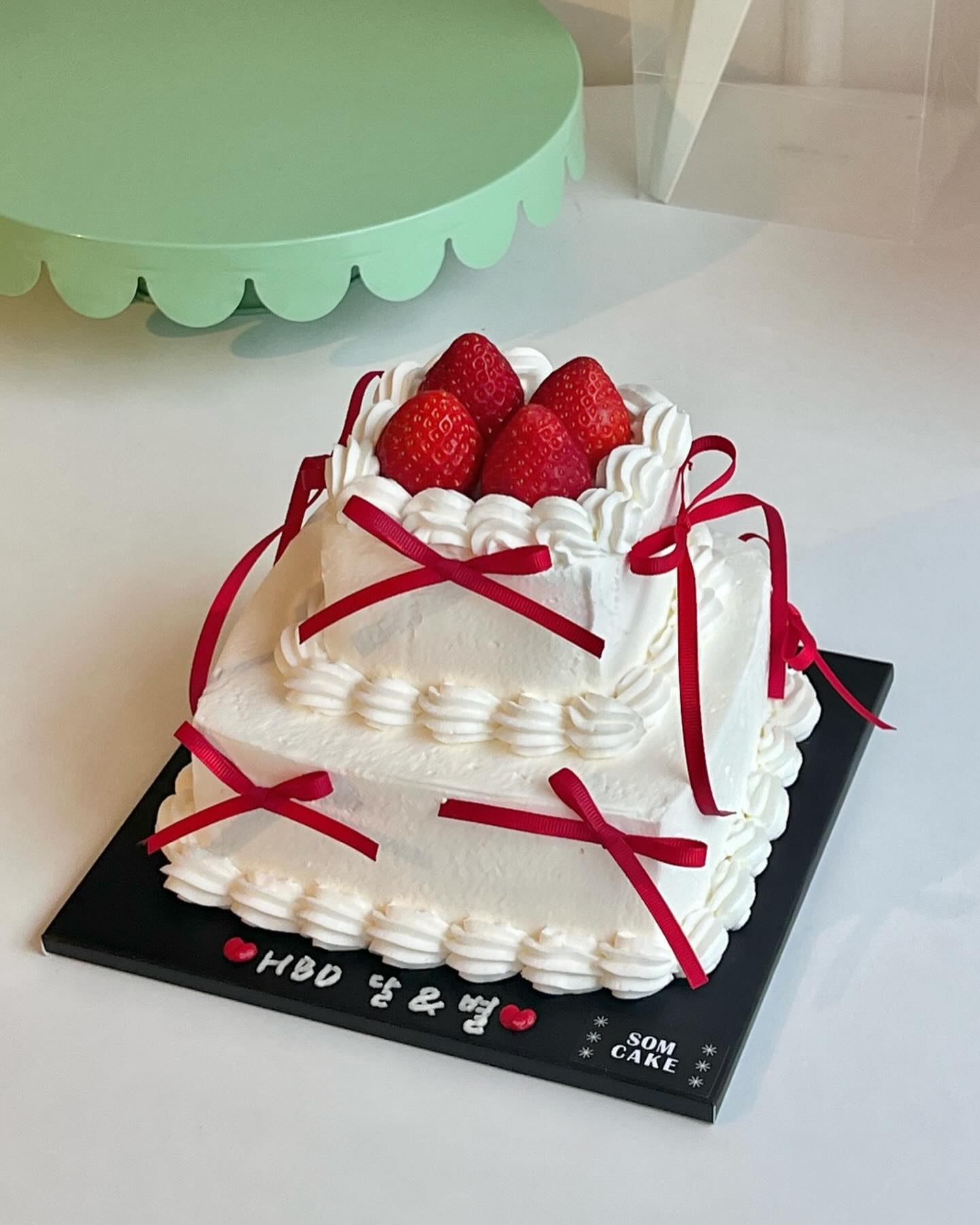 생일 축하해 너도 나도🥳
올해 케익도 너무 맘에 들어♥️
.
.
.
#올해도해피벌쓰데이👯‍♀️ #우리생일 #항상함께😎 #40대는더빛날거야 #쌍둥이생일 #별달자매 #오늘은엄마피드