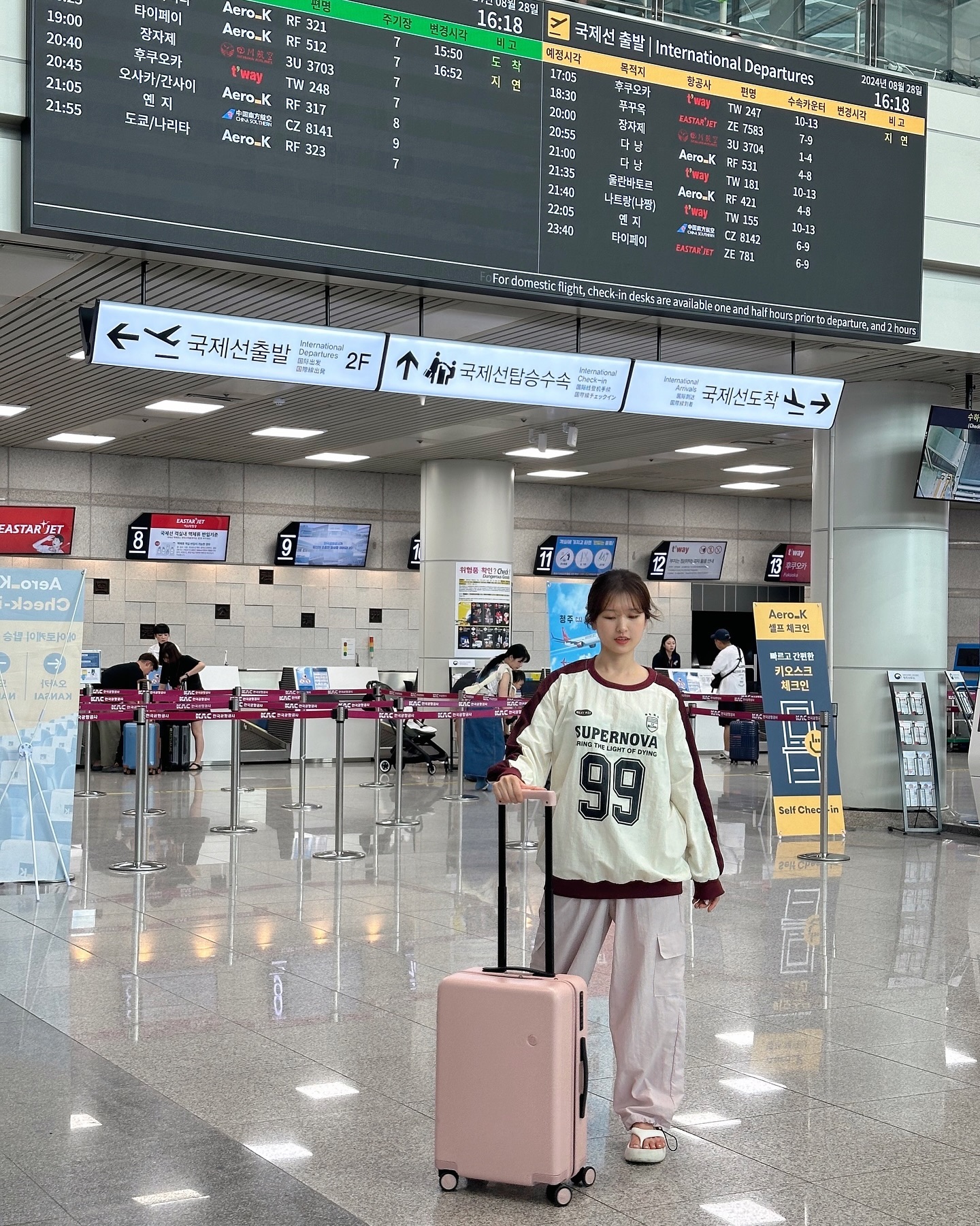 이번 푸꾸옥 여행에서 젤 유용했던 캐리어! 이름도 어쩜 고고트래블?!🧳💖#제품제공 gogotravel_official 
수화물 따로 추가안하고 기내로 들고간건 처음인데 돌길도 잘 굴러가고 튼튼하기까지함.20인치인데 짐이 엄청 많이 들어가서 5일치 짐도 거뜬했다 ! 색감도 귀엽 🥛🍓같이 주신 캐리어커버 덕분에 베트남 우기에도 걱정없음✨

#기내용캐리어 #베트남여행준비 #캐리어추천 #고고트래블 #20인치캐리어