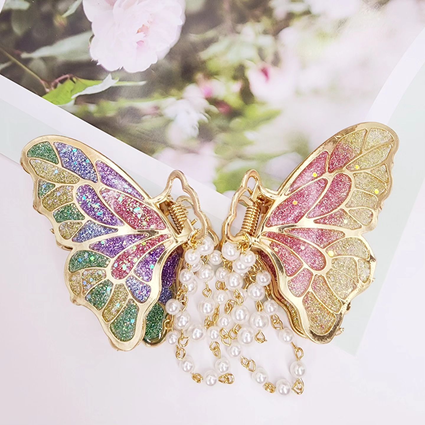#율하의선물 •*¨*•.¸¸☆*･ﾟ
다양하게 준비 중인 나비 집게핀 🦋🌼

비녀의 계절이 지나가서
겨울 마켓은 비녀보다 나비 집게핀에
좀 더 집중하고 있어요

#나비집게핀 #레진집게핀 #레진악세사리 #집게핀추천 #핸드메이드핀 #헤어핀 #선물 #글리터그라데이션