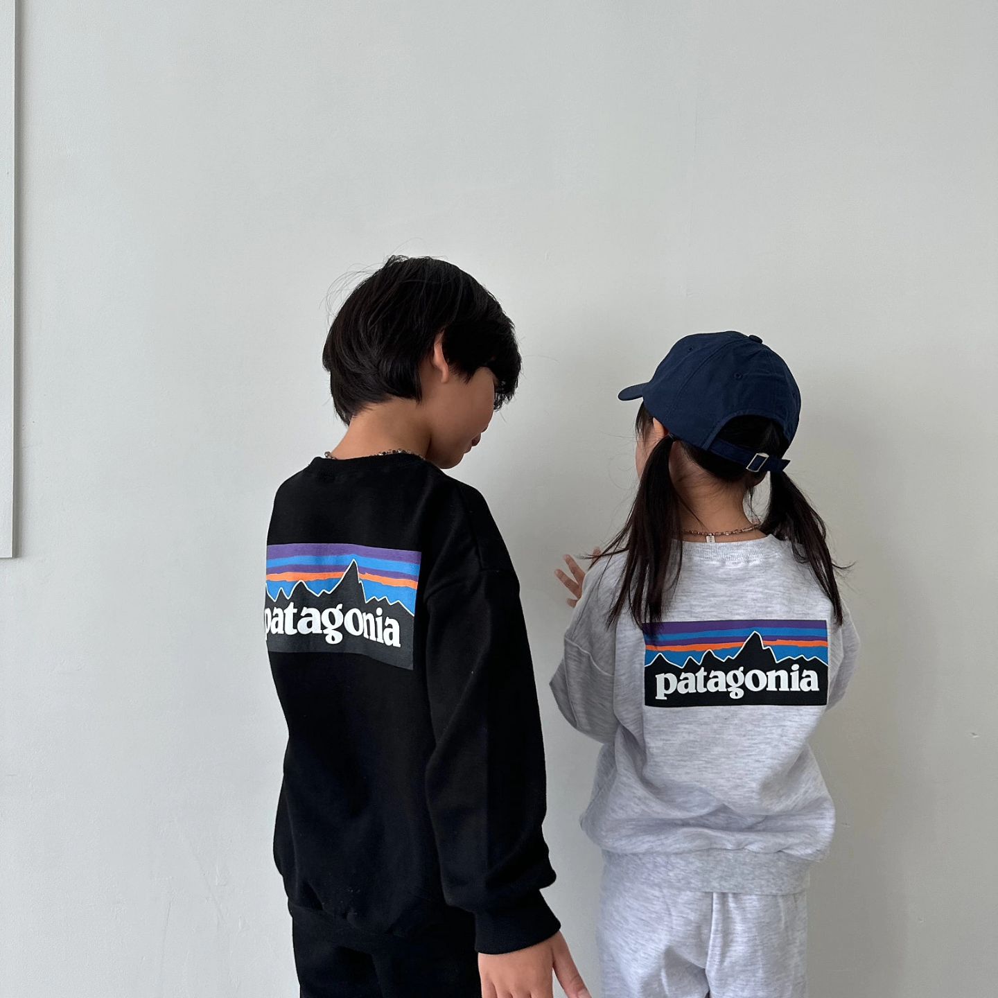 파타상하세트 오픈 💙
⠀
⠀
로고와 가을가을한 컬러가
딱 어울리는 "파타상하복" 이에요 !
⠀
​
여아,남아 두루두루 예쁘게 입을수 있는
색상이며 가을철 찬바람 들어가지 않도록
손목,발목부분 시보리로 한번더 짱짱하게
잡아주고 우리아이들 소중한 피부에
안전하게 입을수 있도록
면 100프로 원단으로 제작 하였습니다.
⠀
⠀
앞면은 자수로 퀄리티를 높였고,
뒷면 나염또한 여러번 수정하여 예쁘게
탄생했어요 !
⠀
⠀
주니어 친구들 또한 거부감 없이 착용 가능한
디자인이라 초딩들도 입기 딱 ✨️
⠀
​
고퀄리티 키즈/주니어 상하복
아동 1만원대 주니어 2만원 초반대 가격으로
등원룩, 등교룩 꼭 챙겨주세요 :)
⠀
후회 없으실거에요!
⠀
⠀
■ 색상
백멜란지,노랑,주황,그린,블루,블랙
⠀
​■ 사이즈
5호, 7호, 9호, 11호, 13호, 15호, 17호
⠀
📍 모델 사이즈
주니어 남아 : 119cm 21kg 13호 착용시 딱맞음
아동 여아: 107cm 17kg 9호 착용시 딱맞음
⠀
※정사이즈로 제작되었습니다.
건조기 사용시 한사이즈 꼭 up해주세요 ‼️
⠀
⠀
■ 공구기간
9월 11일 밤 11시 마감
⠀
■ 배송기간
9월 26일- 10월 4일
(리오더시 평일 기준 2-3일 추가 소요)
⠀
​
✅️ 주문은 프로필 링크 [공구상품 모아보기] 에서
더 많은 사진보기 및 주문이 가능합니다 🫶🏻
⠀