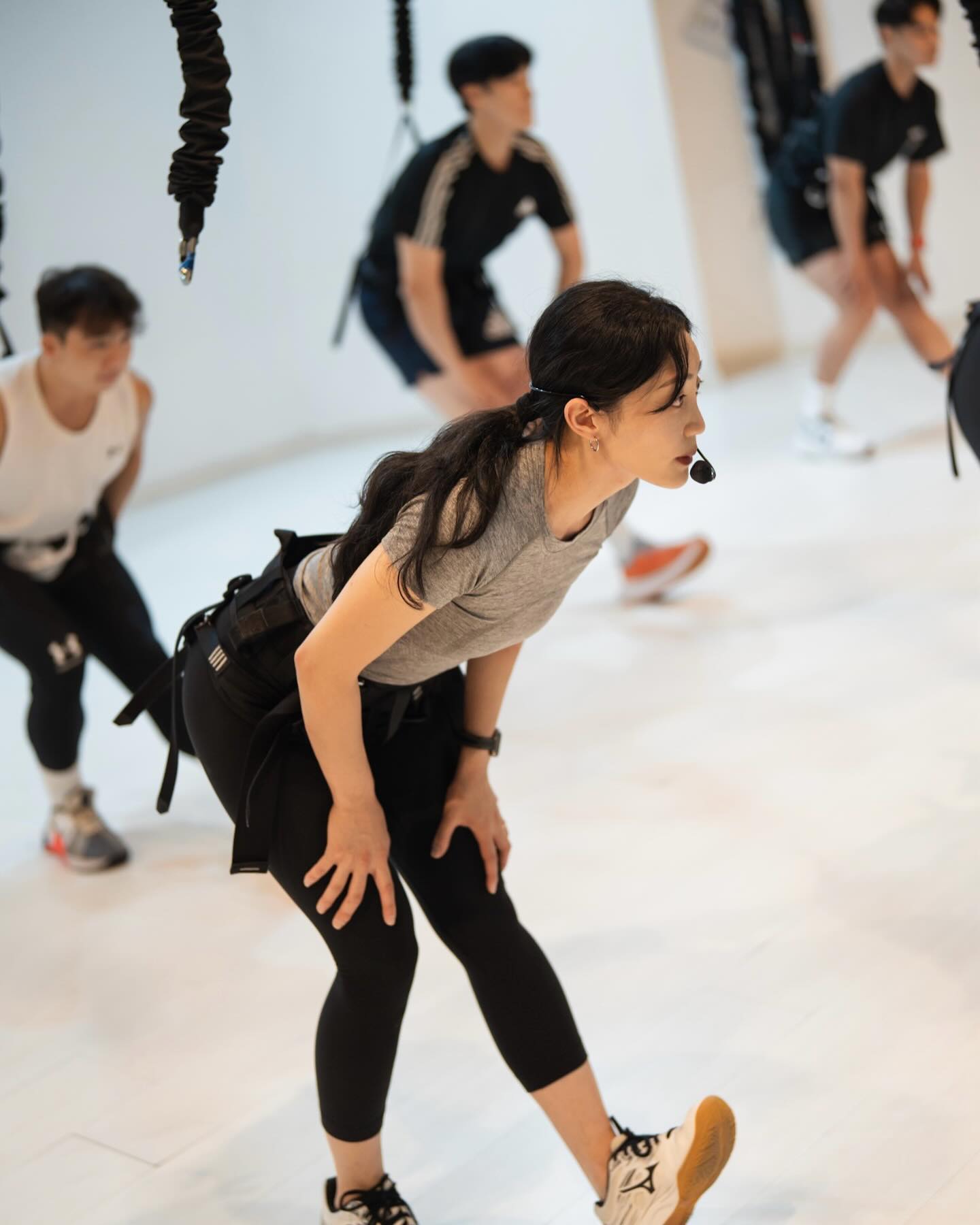 너무 오랜만에 올리는 피드 뭔가 쑥스럽네 ㅎ
그동안 참 많은 일들이 있었다. 다사다난한 나날을 보내다 보니 벌써 삼십대를 앞두고 있다. 
그래도 요즘의 나는, 일을 즐기면서 할 수 있다는 최고의 버프를 가지고 매사에 열심히 최선을 다하고 있다!
이러한 노력을 알아주시고 좋아해 주시는 회원님들, 묵묵히 나를 믿어주는 가족들 그리고 솔이, 내 옆에서 수없이 많은 도움을 주는 친구들과 우리 쌤들 덕분에 이전보다 조금 더 성장한 김소연이 될 수 있었다. 이 자리를 빌어 모두 고마워요🙏🏻
앞으로도 더 열심히 해보자 화이팅!

ps. 아주 딥하게 쉬어버린 내 목소리 듣고 다들 놀래지 말도록

📸 run_bell #런벨포토