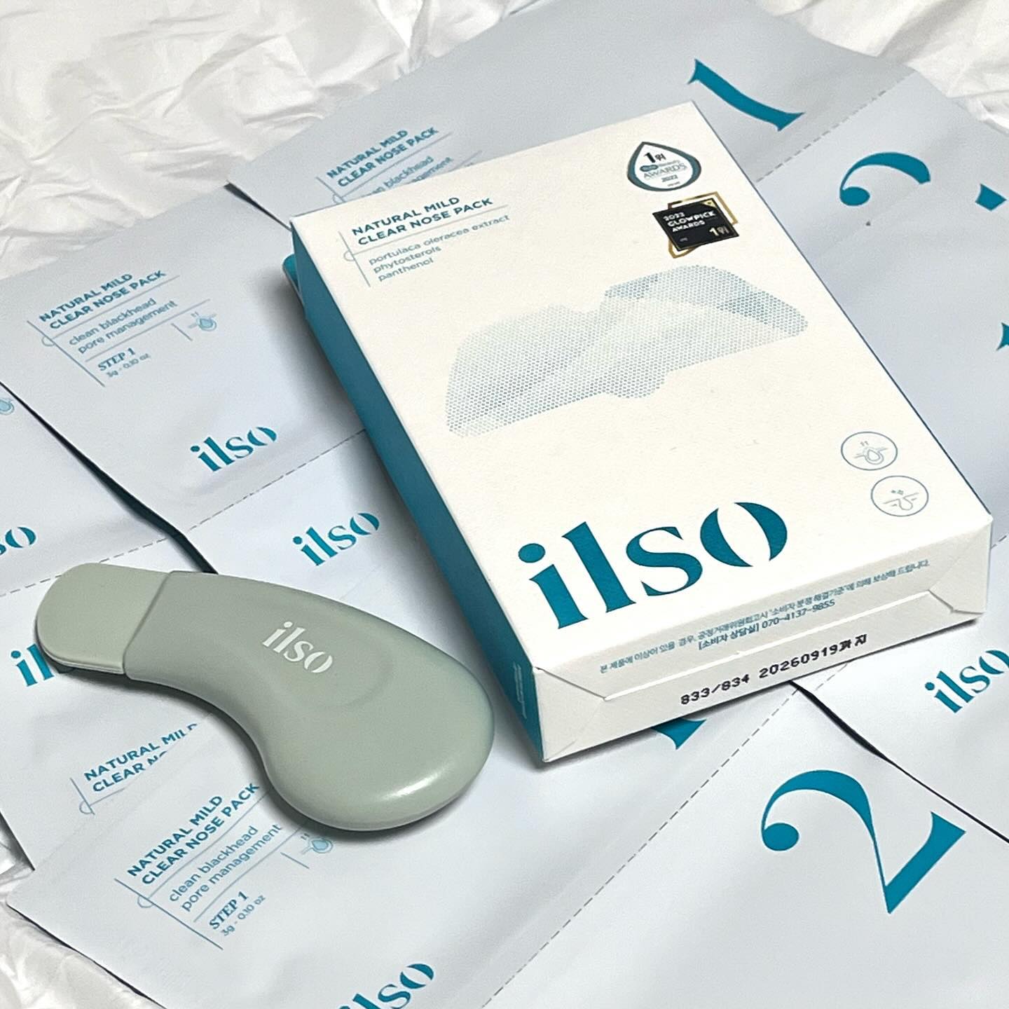 #제품제공 ilso_official 

▫️일소 - 네추럴 마일드 클리어 노우즈 팩 & 딥 클린 마스터

올리브영 1등 코팩으로 유명한 일소의 코팩이에요😆

2step으로 나뉘어 있어서 확실하게 모공케어가 가능해요

1step으로 모공 속 피지와 노폐물을 불려주고
함께 동봉되어 있는 면봉 또는 딥 클린 마스터로 닦아주면 돼요

동봉되어 있는 면봉으로도 충분히 피지제거가 가능하지만
딥 클린 마스터를 이용하면 더 확실히 케어가 가능해요😊

이후 2step으로 모공 진정 및 수축시켜주시면 끝❗️

저자극 테스트 완료 제품으로 민감성 피부이신 분들도 부담없이 사용하실 수 있어요 ㅎㅎ

코 뿐만 아니라 블랙헤드, 화이트헤드가 있는 곳이라면 전부 사용 가능해요 !
전 턱 부분에도 사용해주었어요😁

제가 블랙헤드가 꽤나 심한 편이라 ,, 나온 피지들을 차마 적나라하게 보여줄 수 없어서 블러처리했어요😅
어마무시한 양이 나오지 않았나요 ㅎㅎ..

제가 그동안 사용했던 블랙헤드 케어 제품 중에 가장 만족스러웠던 제품이에요👍🏻

블랙헤드, 화이트헤드가 고민이신 분들께 추천드릴게요😊😊

#협찬 #일소 #ilso #일소코팩 #올리브영코팩 #올영코팩 #일소순삭코팩 #코팩 #클린마스터 #일소클린마스터 #코팩추천 #피지제거 #모공관리 #블랙헤드 #블랙헤드제거 #블랙헤드관리 #화이트헤드 #화이트헤드제거