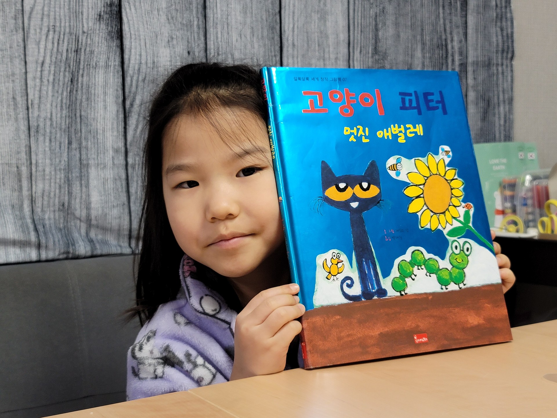 #7세독서
요즘 1일 1독서 시키는 중
처음에는 띄엄띄엄 읽다가 
그래도 한 10일 계속 하니까 
대충 읽고 넘어가는 모습

글자가 틀린 것을 바로 지적질
해줘야 하나 싶기도 하고 
이왕 읽은 것인데 끝까지 
완수하는 모습을 보여야 할지 

선배맘들..
어떻게 해야 하는거야?
애가 책 읽다가 틀리면
바로 지적질 해야 하는거야? 

#육아는어려워
#육아고민
#라떼
#1일1독서
#유튜브꿈나무