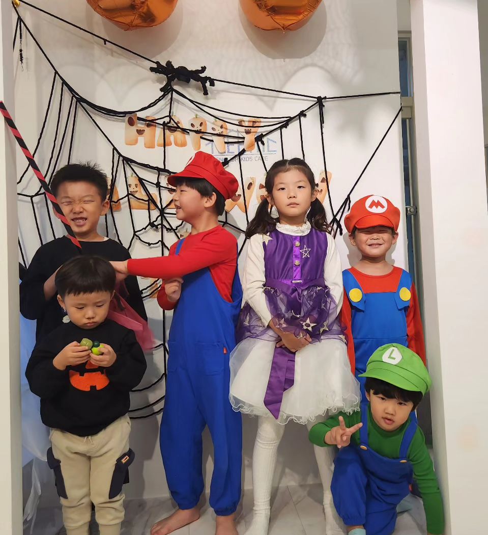 한국말 너무 잘하시는
선생뉨 덕분에
애미들은 영어 울렁증 극뽁
대신 아이들에겐 영어쓰심😂
영어학원 댕기는 홍일점 율이가 그나마 동생들에게 통역해줌 ㅋㅋ
캔디도 많이 받고🍭🍬🍫
게임도 많이 하고🎈🍪🎃
재밌어서 또가자고 하네👍👍
.
.
.
#영어키즈카페
#할로윈🎃
#캔디받기🍬