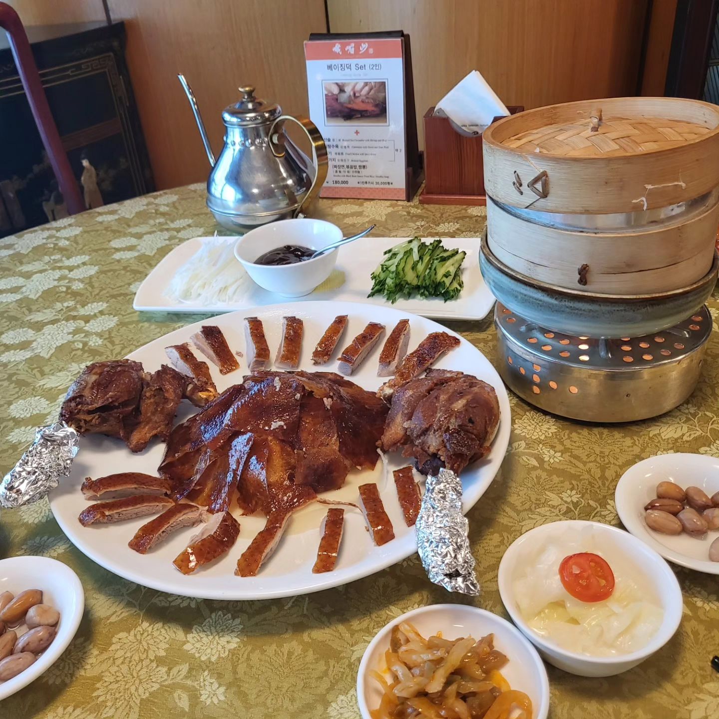 특별한 날 부산 중식당 아미산 
역사와 전통이 있는 부산 아미산 베이징덕 블루리본이 보증해주는클래스!  베이징덕, 류산슬, 안심탕수육까지 너무 너무 만족스러운 식사를 하고 왔답니다.  특별한 송년회, 가족모임, 프라이빗하게 우리만 속닥하게 모일 수 있는 이곳으로! 

📍부산 아미산 
📍부산 해운대구 해운대해변로 154 마리나센타 8층
📍0507-1359-0141

#부산베이징덕 #부산중식당 #해운대중식당 #해운대중국집 #부산중국집 #부산코스요리 #부산중식맛집 #부산가족외식 #아미산
.