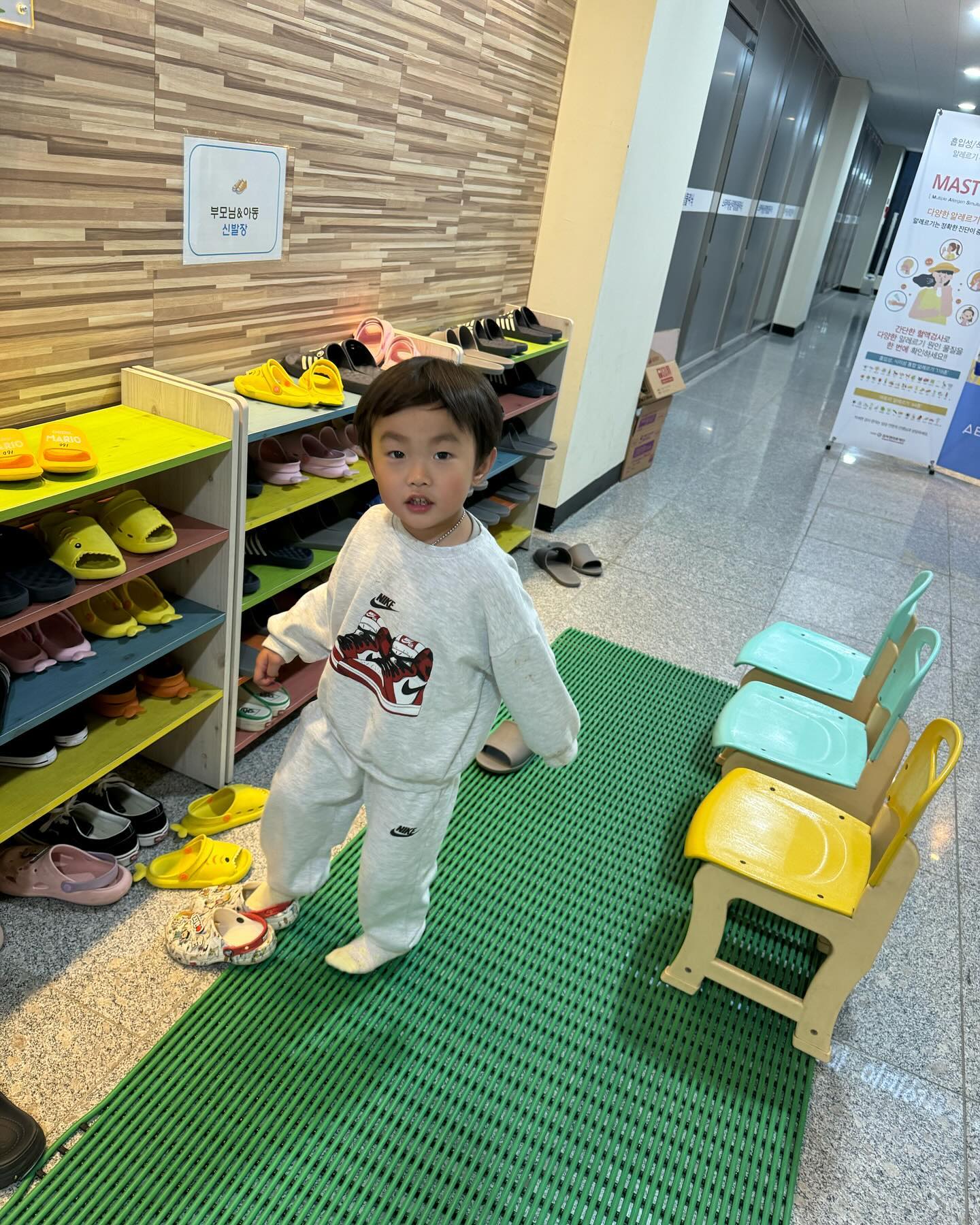 #첫줄

일주일뒤 ✈️🇹🇭
쟈니랑 같이가는 첫 해외여행
코시국으로 포기햇다가 구냥 홧김에 티켓끊고 호텔예약
온가족 강제여행

쟈니는 카운터 세는중...😌
눈뜨면 엄마 비행기 타러가 
설겆이하는데 엄마 타러가
똥싸도 타러가
밥먹어도 타러가

아 진짜 👂피난다...

하삐 함미 엄마 아빠 아가 비행기 타러가🫶

이말에 모든 빡침이 사라짐..🥰

일주일남았다
기다려라 쟈니야

.
.
.
.
.
#아둘맘 #아들맘 #아동복공구 #아동복신상 #아동복세일 #아동복추천 #아동복쇼핑 #유아동복 #유아동복마켓 #유아동복쇼핑몰 #가을신상 #가을옷 #아동복가을신상 #아동 #육아 #육아스타그램 #육아소통  #유아동 #어린이집룩 #아이옷 #아들맘그램 #다섯살 #육아그램 #아동패션 #토끼띠맘 #육아스타그램 #흑토끼띠 #황금돼지띠