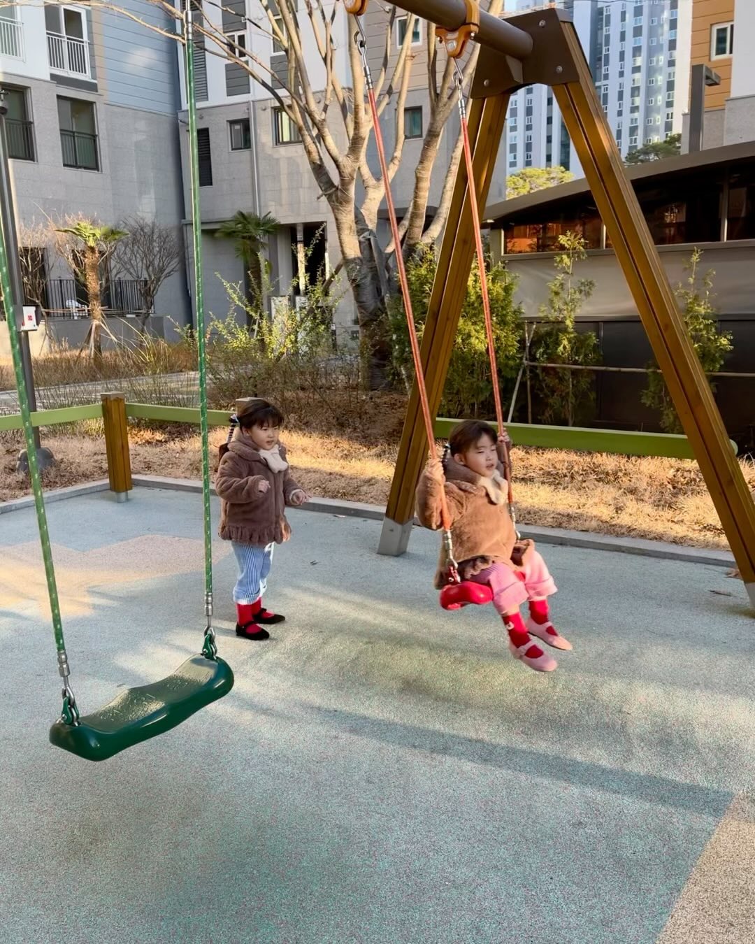 좌충우돌 목요일❤️❤️❤️

하원하고 이러기 있냐!!!
집가는데 30분 넘게 걸렸다…ㅋㅋㅋ하하하 
그래도 약속지켜 미끄럼틀 3번만 타고 가는데…
미끄럼틀 말고 왜이렇게 탈게 많니😂ㅋㅋㅋ

아침에 일어나서 쪼로미 앉아 밥먹는데…너무 귀엽잖아💕
거기다 수아만 혼자 찍어준다고 난리난 지아
그리고 수아 찍을때마다 달려오는 지아ㅋㅋㅋ너도 많이 찍었잖아

하원하고 지아 재민이는 책읽고…
시녀수아가 세명 가방 정리 다해주고😅(수아가 원해서 함)
아마 수아는 책이 읽기 싫었던 듯 하다…ㅋㅋㅋ
저녁 먹고 간식먹는데, 퇴근하고 온 아빠가 쭈쪗쭈뼛 이상하길래
“안돼” 했더니…ㅋㅋㅋ수아지아 “아빠 술 그만먹어”ㅋㅋㅋ
나…그냥 안된다고만 했는데…ㅋㅋㅋ내 잘못 아냐 아빠
(애들 앞에서 싸우면 절대 안되…..게따…..)
결국 수아지아에게 잡혀 못나간 애비😄(함박웃음)

저녁시간 식판가지고 둘이 싸워서 너희 용돈으로 사라고…
집안 정리하면 용돈 준다했더니 손쌀같이 치워내는 수아지아💗
침대에 누워서도 지아는 “공룡식판” 수아는 “핑크퐁식판”…
천원짜리 5개나 더 모아야한다 했더니 그래도 즐겁단다😊
우리 멋쟁이들 벌써 용돈도 알다니…멋지다
오늘 저녁은 행복하고 즐겁고 애들이 언제 이렇게 컸나 싶은 시간
엄마도 더 성장할 수 있도록 노력할께 사랑해❣️

#하원하고놀이터 #방앗간 #둘이논데 #고마워 #셋이쪼르미 #나혼자찍을거야 #귀염둥이발악 #하원후시녀 #시녀가방정리 #아빠나가지마 #아빠술먹지마 #분위기만보고 #애앞에서싸우면안됨 #용돈받는아기들 #용돈으로사고싶은거사기 #멋쟁이들 #언제이렇게컸지 #쥐띠아기 #쌍둥이맘 #딸둥이 #이란성 #생후1239일 #호랑이띠맘 #생후648일