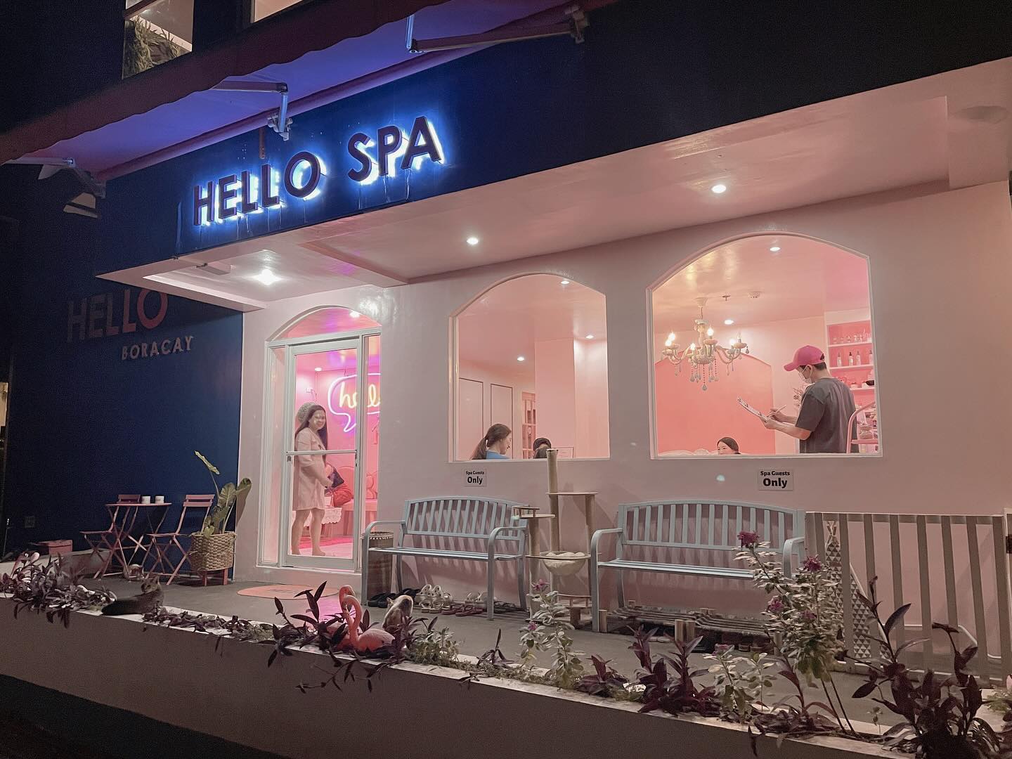 💕
마이찬이 보라카이에 가면 헬로스파, 헬로풋스파
두 곳만 가면 된다고 말했을 정도로
찐 만족하고 왔던 보라카이 헬로스파. ❛ᴗ❛
​
전에 다녀온 헬로풋스파와 사장님은 같지만
위치가 다르니까 꼭 잘 체크 필수.ᐟ
⠀
버젯 마트와 디몰 호수 건너편이라
위치도 정말 좋고 핑크핑크한 인테리어와
소품들로 포토존이 가득해요.
​
사장님이 정말 친절왕이시라 감동이고요.
가격 또한 보라카이 마사지 샵 들 중에 정말
저렴한 편이고 실력 좋은 테라피스트 분들까지
있는 곳이라 정말 별 다섯개에 강추합니다! ◡̈⃝
⠀
⠀
📍보라카이 헬로스파
Boracay hellospa
⠀