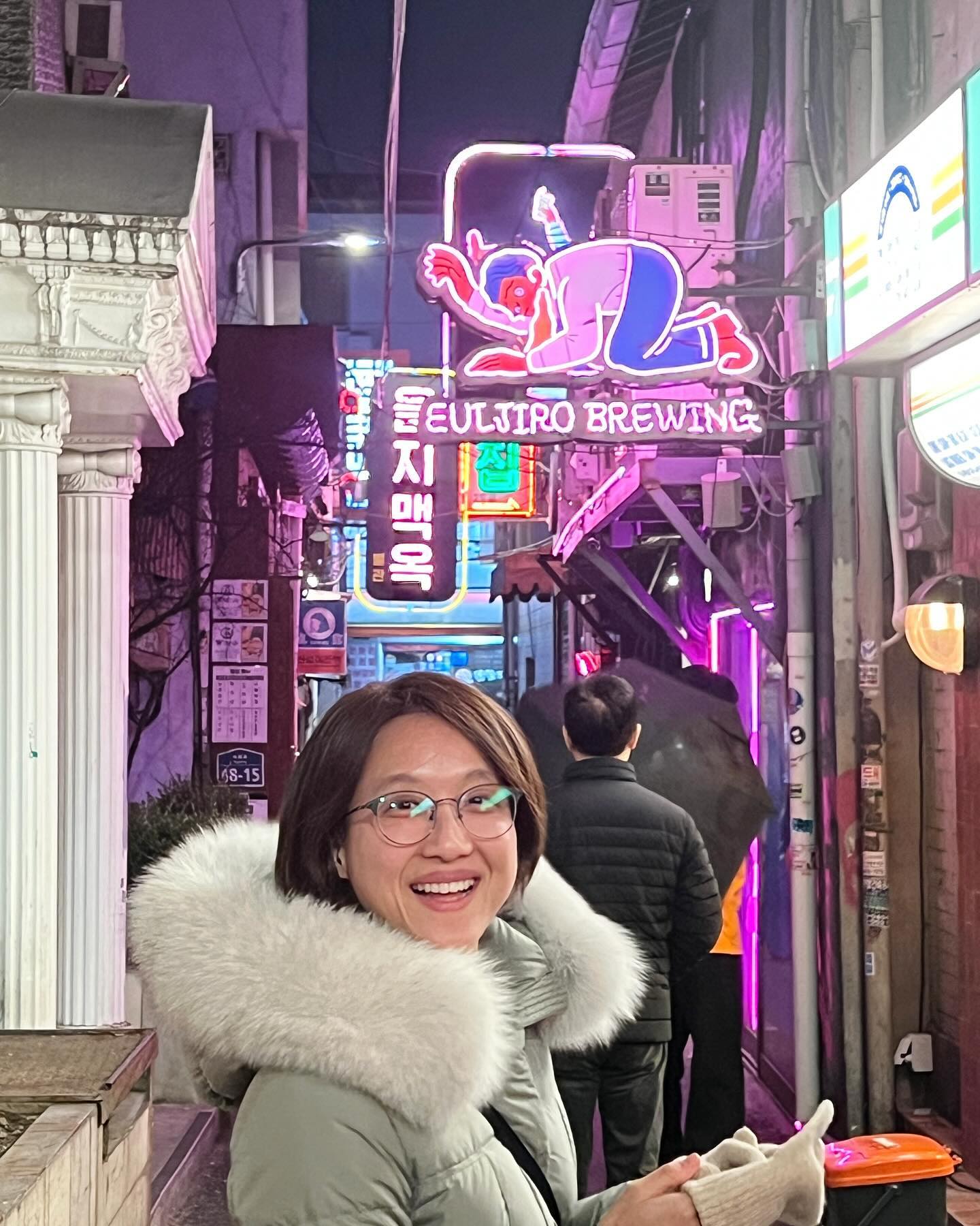 미니의 첫 외박, #유치원캠프 ✨
소식을 듣자마자 연차 쓴 용신랑ㅋㅋㅋ
딸은 친구들과 1박2일 한다고 기대,
우리는 육아인이 된 후 처음으로
미니 없는 하루를 즐긴다는 생각에 기대!

3시에 등원시키고 오자마자 버스타고 상경하여,
1인1오징어 하며 < #서울의밤 > 관람,
우리부부 추억의 맛집 #동대닭한마리 저녁식사,
#힙지로 에서 맥주 한잔 하며 서울의 밤을 즐김.

원래는 노래방까지 가고 싶었는데
용신랑의 컨디션 난조로 그냥 귀가하였다.
즐거운 부부 데이트 였다 😁

다음날 오전 10시 하원이 너무 일러 아쉬웠지만
여유롭고 재미졌던 1박 2일 🩵

#자유부부 #유치원땡큐 
#7년만의 #서울데이트
