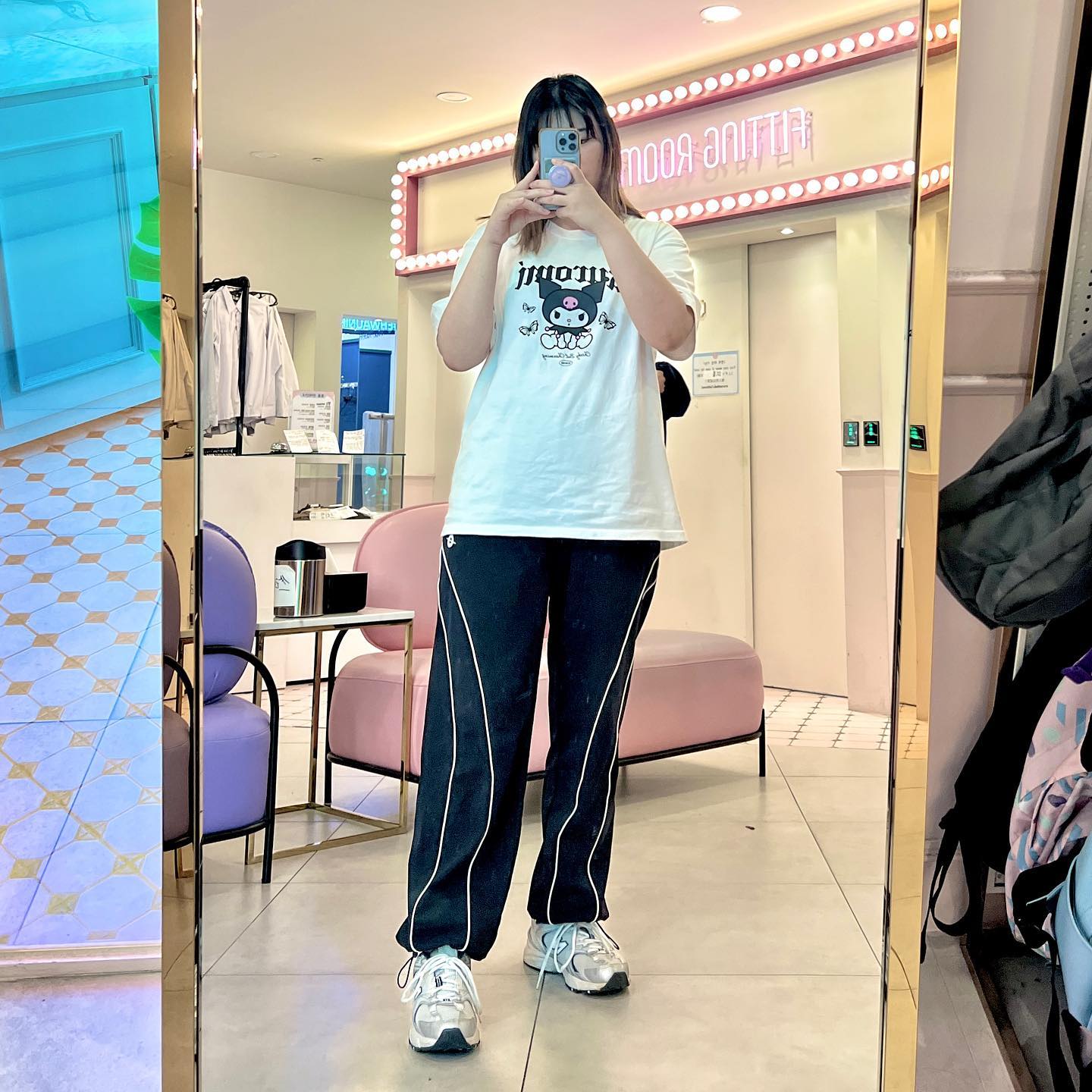 #협찬 tmthree_official
한복 스트릿패션 브랜드 TM3에서 나온 스트링 팬츠입니다.

TM3는 '블랙홀 너머 평행우주속 조선에서 우리의 한복이 끊임없이 현대화 되고 있다면 이런 모습일거야'라는 상상을 하며 디자인 된 옷들이라고 합니다.

화이트 색상의 파이핑이 들어가 있어서 힙하면서도 스트릿한 느낌이 들었어요.

그리고 사이즈는 S사이즈부터 XL까지 나와서 남성분들도 착용 가능한 남여공용 제품입니다~
밑단은 스트링으로 되어있어서 조절이 가능해서 취향껏 와이드하게 아님 조거팬츠로도 입을 수 있었어요!
편하고 + 힙한 감성 + 한복 정통 느낌까지 모두 잡을 수 있는 TM3 입니다

#생활한복 #생활한복브랜드 #개량한복 #한복코디 #한복추천 #생활한복추천 #커플한복 #일상한복 #요즘한복 #MZ한복 #TM3 #개량한복추천 #티엠쓰리 #tmthree_official