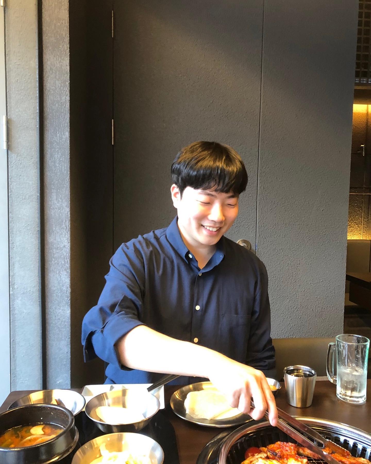 닭갈비 살이 이렇게 통통해서 한 입 넣자마자 육즙이 팡팡! 😍

#서울대입구역닭갈비 no.1 꼬꼬숯불닭갈비 ! 이름도 너무 귀엽죠? 매장 인테리어 내부도 고급스러우면서 넓어서 단체모임, 가족외식, 회사회식 모두 좋을 것 같아요~!

숯불 이다보니 확실히 불향나는 닭갈비를 맛볼 수 있어서 좋았고, 다채로운 소스에 따라서 찍어먹고 반찬들 올려먹고 하나같이 다 맛있었어요 😄

별미로 스페셜하게 또띠아를 구워서 코울슬로랑 같이 곁들여먹는 건 또 구미가 땡기는 맛이었답니다 근처 방문하실 일 있으시다면 적극 추천합니다 ^^

#낙성대밥집 #낙성대닭갈비 #관악구맛집 #서울대닭갈비 #설입닭갈비 #샤로수길닭갈비 #샤로수길데이트 #서울대데이트 #서울대밥집 #샤로수길밥집