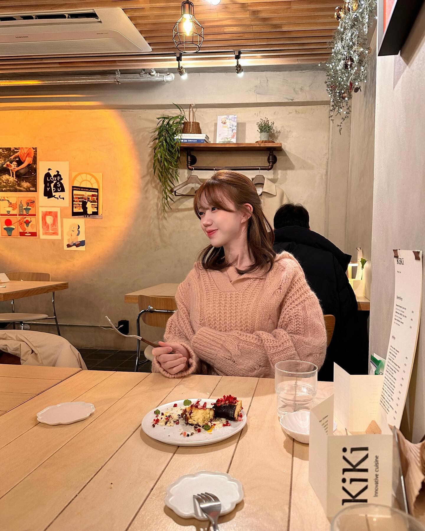 식사하구 나오니 애교쟁이가 냥냥하구 있어서 더 기분 좋았던..🤍

크리스마스도 연말도 아직 보내주기 아쉽지만••
다들 그보다 더 행복하고 따수운 1월 보내셔요
저는 여러분들 덕분에 감사한 한해였어요🫶🏻