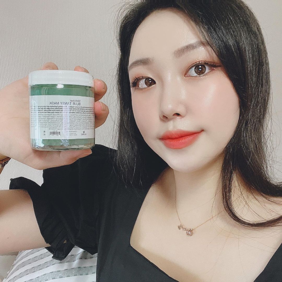 MINJI KIM on Instagram: “#협찬 [메디클리어_블루탄지 마스크] 평소 트러블이 자주 올라오는 피부와 칙칙한 피부톤, 각질과 모공때문에 고민이라면! 저도 요즘 애용하고있는 메디클리어의 블루