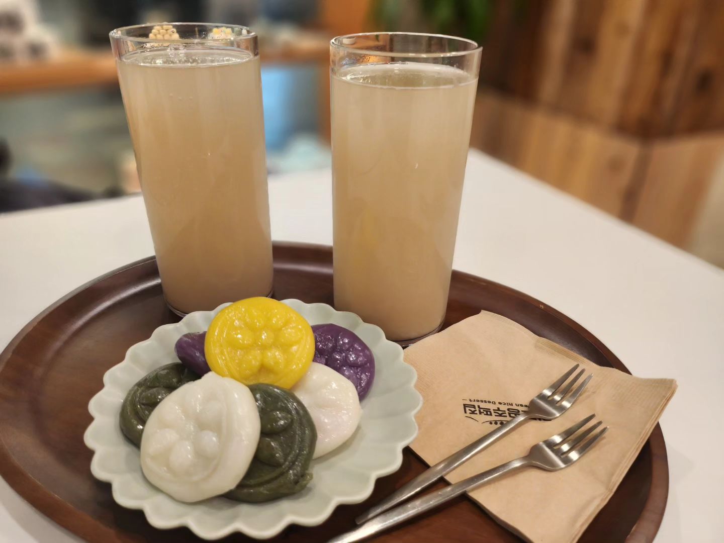 너무 너무 이쁜 꿀떡🍡
꿀이 가득 맛까지 이뻐요♡
식혜와 먹으면 너무 달콤하고 배까지 든든해요.
인사동에서 놀다 배고플땐 원조공주떡집!

#협찬 #안녕인사동 #원조공주떡집 #인사동떡집 #인사동카페 #인사동카페추천