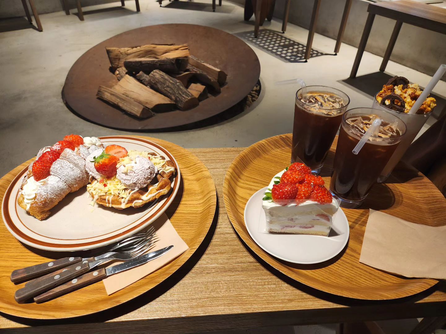 #돼지들의향연 #디저트마구주문할때움찔했단다 
#맛있게먹으면0칼로리 #는거짓말😎 
#저뒤에장작도 #먹는거임ㅋㅋ