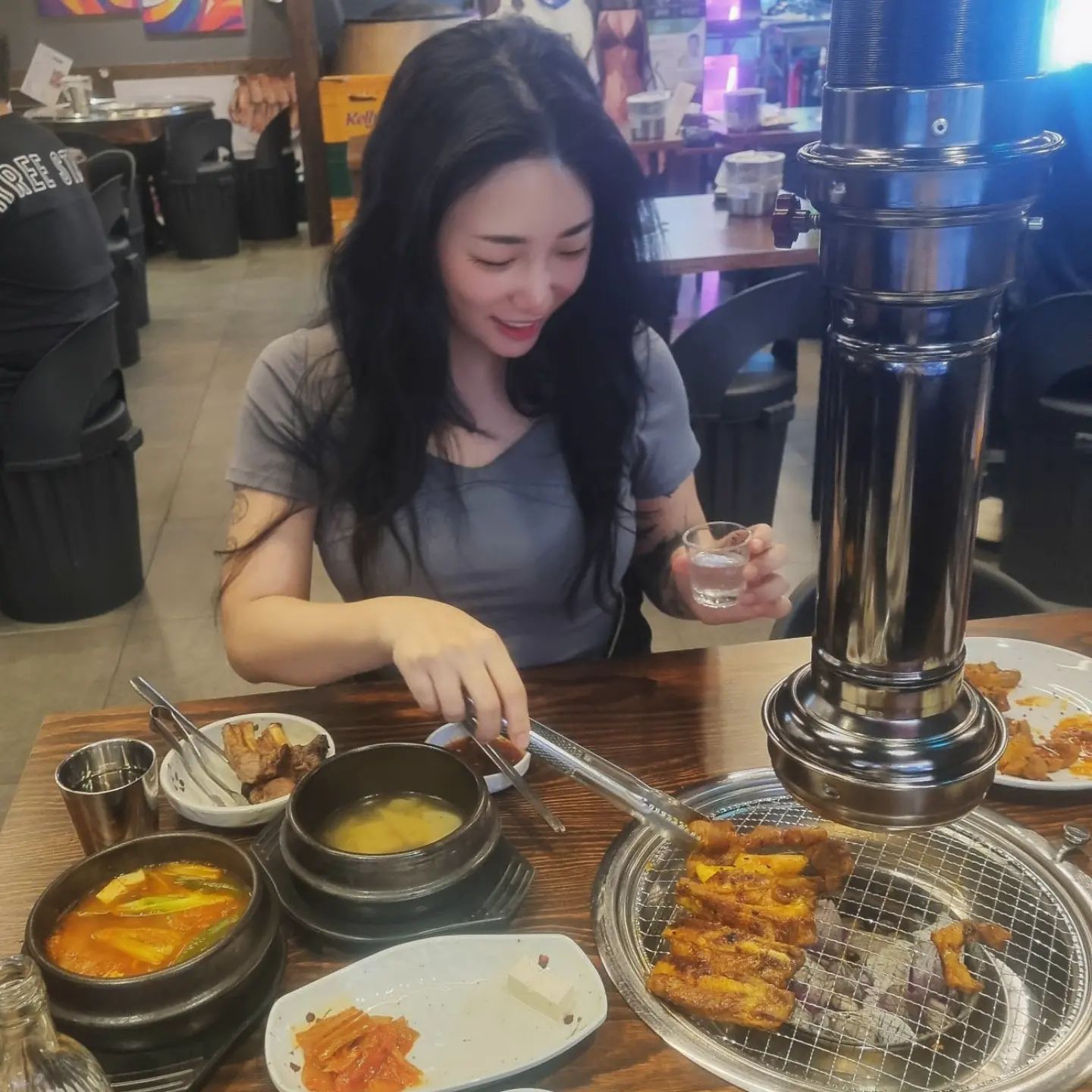 .
#머시기쪽갈비신림점 
msgjjgb 
서울 관악구 신림동길 23-1

올라가는 케텍스에서부터 나는 오늘 머시기에서 쪽갈비를 뜯을거시다 노래노래 불렀고🎶🎶 사진에서 광대 승천하네
쪽갈비 여전히 맛있당😭 사장님이 서비스 많이 주셔서 2차를 못갓서 ! 김찌도 맛있었고 날 추워져서 냉국대신 오뎅탕 나오는데 싹싹 긁어먹었당 엊그저께 먹었는데 또 먹고싶다

#신림맛집 #신림별빛거리맛집
#쪽갈비맛집 #신림찐맛집

#은님의또간집_신림