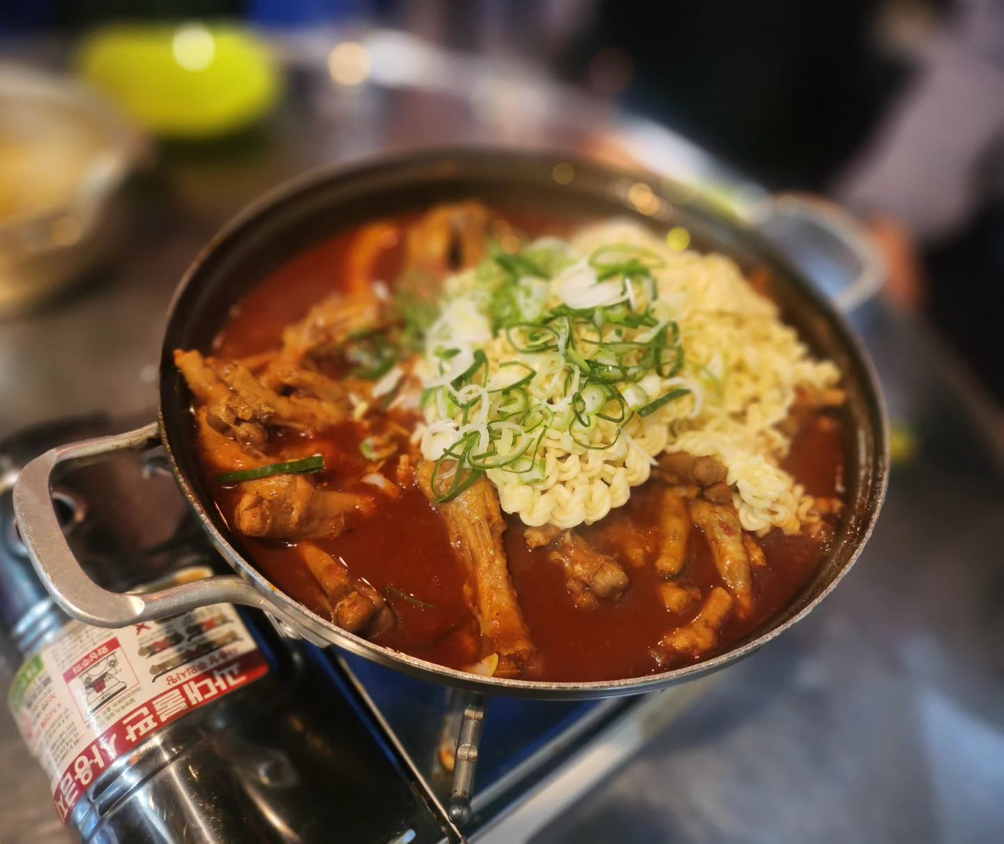 .
매운 닭발에는 역쉬 소주~
먹어야지 수다떨어야지 
바쁜 나의 입🤣
.
#연말 #수다떨기 #놀기
#피드게으름 #이보다더잘놀순없다
