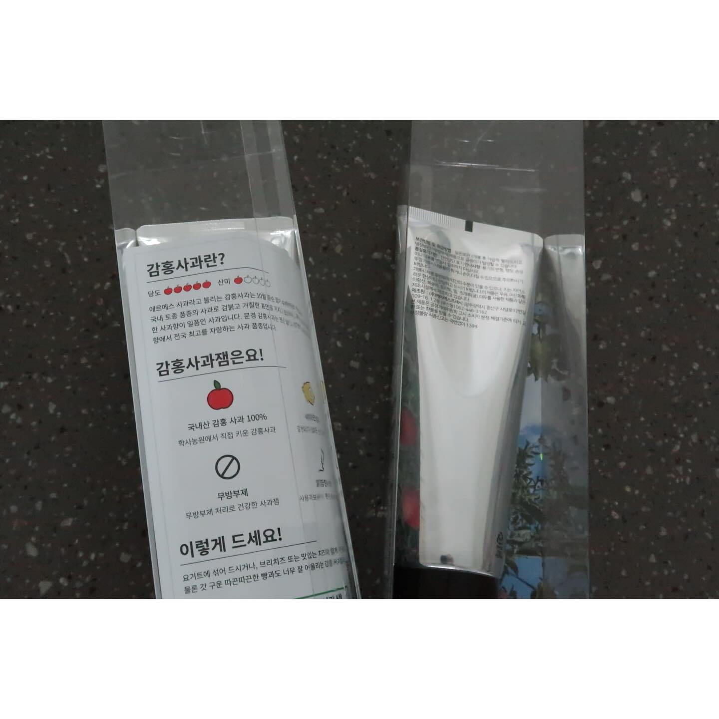 #협찬 #문경새재의아침

mgmall_cyso 

문경새재의 아침이라는 홈페이지 보신적 있으실거에요!
문경시에서 생산되는 우수 농특산물과 이를 원료로 제조&가공한 문경시가 인증하는 품질관리가 진짜 철저하게 된!!농특산물 판매하는 홈페이지인데, 여기서 제가 이번에 만나본 아이는 아이들과 함께 먹을수 있는 쨈! 되시겠습니다.

👀직접 키운 문경사과 100%
명품 감홍사과로 만든 문경 감홍 사과잼:)

여러분들 감홍사과라고 들어보셨나요?
에르메스 사과라고도 불리는 감홍사과는 깊고 진한 단맛을 가지고 있어요!
귀하고 비싼 가격의 감홍사과로 만든 사과잼은 사과를 직접 재배할수 있는 농장에서만 할수 있다는것 즉, 감홍사과잼이 유일합니다

✔️직접키운 국내산 감홍사과 100% 함유

✔️갈변되지 않은 신선한 사과잼

✔️비타민C 함유

✔️무방부제 처리로 건강한 사과잼

✔️사용과 보관이 편리한 튜브형 사과잼

방부제가 없기 때문에 개봉하시면 최대한 빠르게 드셔주시고!
보관은 냉장보관 해주시면 좋습니다:)

그냥 먹어도 맛있는 사과를,
다른 첨가물을 넣지 않고 햇 감홍사과로 만든 잼

그리고 다른 잼과 다르게 통에 들어있지 않고 튜브형이라서 먹을때마다 공기와의 접촉을 최소화 시켜서 신선한 사과잼을 오래 맛볼수 있으세요! 또한 위생적으로 보관이 편해서 더 손이 자주가요.

다이어트를 하고 있는 저에게는 잼이 안좋다고 하실수도 있지만!
널담 고단백 베이글에 크림치즈+사과잼 조합으로 발라먹으면은 점심 한끼 대용으로 진짜..이만한게 없어요!!
사무실 선생님들하고 앉은 자리에서 순삭 ㅋㅋ><

#문경새재의아침 #농특산물추천 #농특산물온라인쇼핑 #문경시쇼핑몰 #문경감홍사과잼 #감홍사과잼 #문경농산물 #친환경농특산물