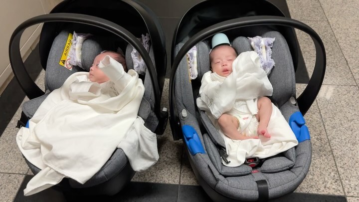 _20241004

태어나구 두달후에 뉴본사진 찍은 봄둥이
원래 야와체질이라 안우는데
이 날 사진찍을때만 울어서 망해따 😭
50일사진은 잘 찍어보자 내 아가들
이제 바구니카시트가 엄청 크진 않네 ㅋㅋㅋ

#쌍둥이 #딸둥이 #딸둥이그램 #twins 
#이른둥이 #니큐생활 #2month #태어나줘서고마워
#봄둥이네👼🏻 #자두자몽👼🏻