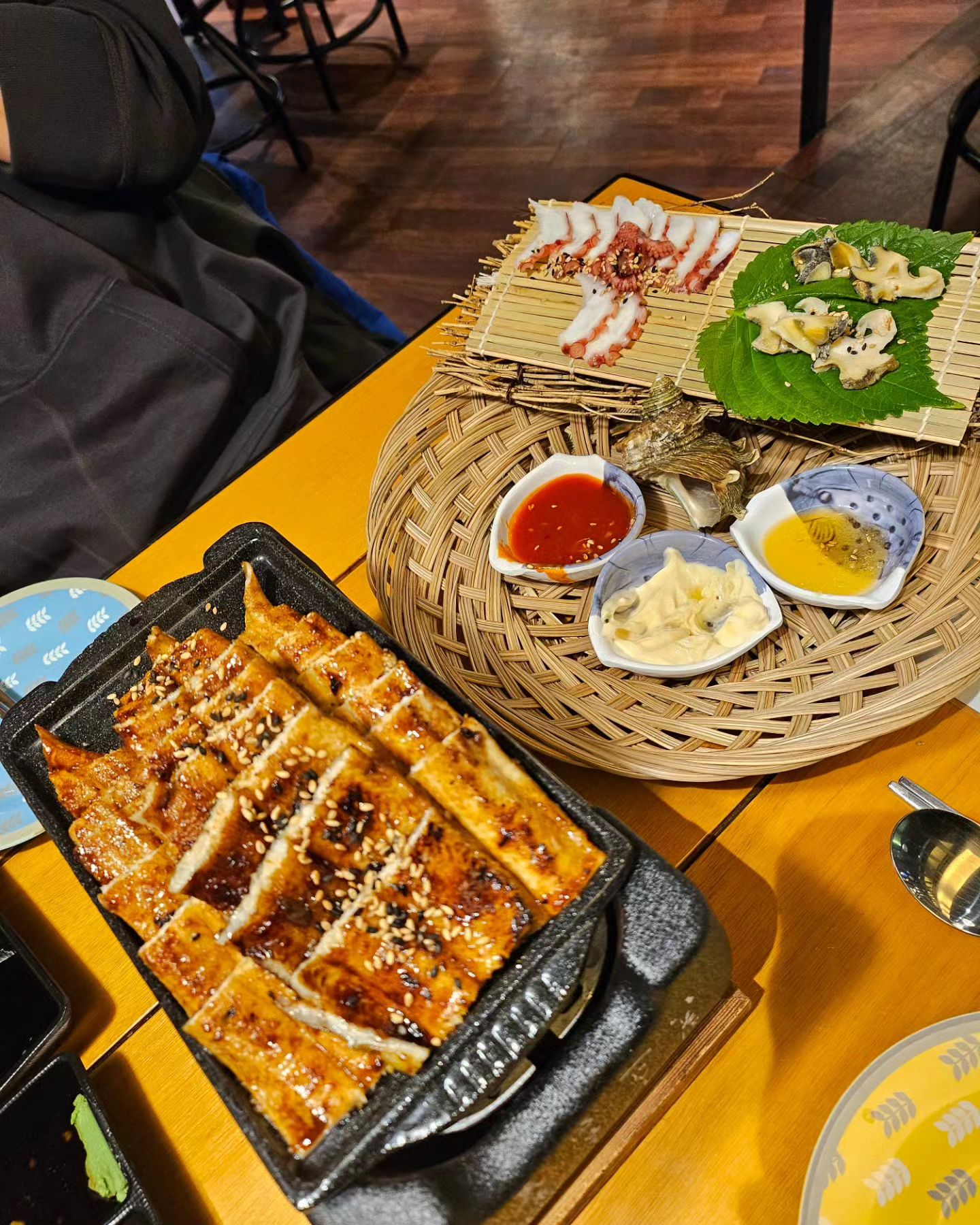 #협찬
초가네장어구이 덕천점
부산 장어구이 맛집 초가네 장어구이를 다녀왔다구용🩵 매장안에는 분위기는 아늑한 분위기와 제가 정말 좋아하는 노래들로 가득해서 너무 좋았다구욤💜 특히 자리가 넓어 회식 자리에도 안성맞춤🩷🩷  특히 초가네 장어구이는 주문이 들어오는데로 동시에 조리가 시작해용!! 그리고 가격도 너무너무 착한 가격에서 먹는다는게 미쳣어용💗 또한 문어와 소라 숙회 또한 다른데에 비에서 퀄리티가 대박이였고🤎 신선함까즤💛특히 셀프바가 있어서 부족한 사이드 음식은 더 먹을수 있고 장어도 가격에 비해 너무너무 퀄리티가 좋아서 맛있게 먹었지롱💕 소스들도 다양해서 취향에 맞게 찍어드시면 맛나는 장어를 드실수 있어용💚 남자친구와 함께 부산여행 하면서 방문하여  먹었는데 먹는즉시 아주 그냥 끝장나요😍오늘밤은 그냥 끝나는거죠❤️장어맛집 부산 초가네구이 덕천점으로 많은 방문바랍니둥🧡 

주소 👉 부산 북구 만덕대로 16번길 34 2층 
영업시간 👉 매일 16:00 ~ 23:30 
전화번호 👉 0507-1373-5297 

#부산맛집#부산덕천맛집#부산북구맛집#덕천맛집#부산구포맛집#구포맛집#덕천역맛집#부산장어#부산장어맛집#덕천장어#구포장어#부산장어구이#부산민물장어#부산문어숙회#초가네장어구이덕천점